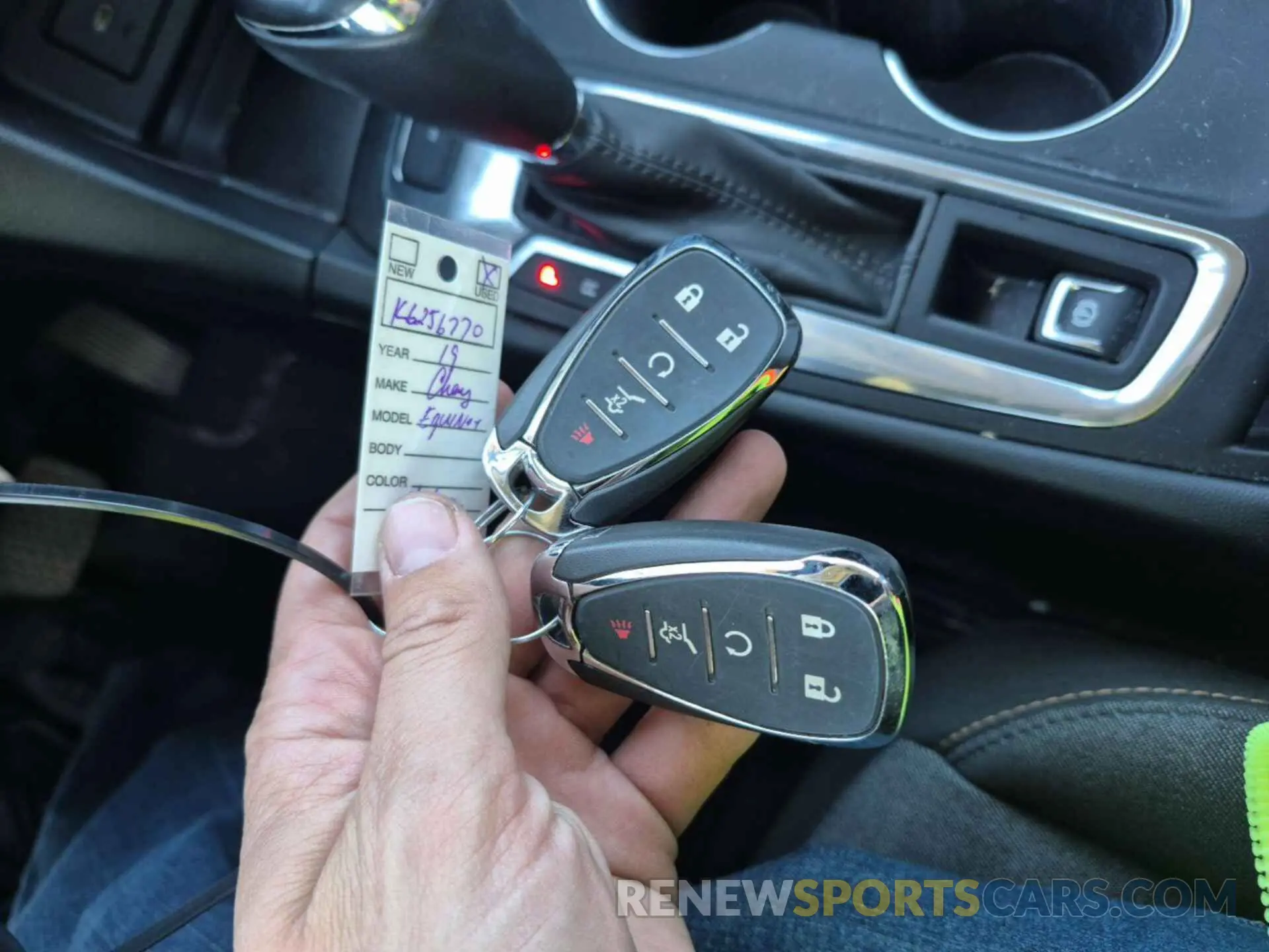 17 Photograph of a damaged car 2GNAXTEV1K6256770 CHEVROLET EQUINOX 2019