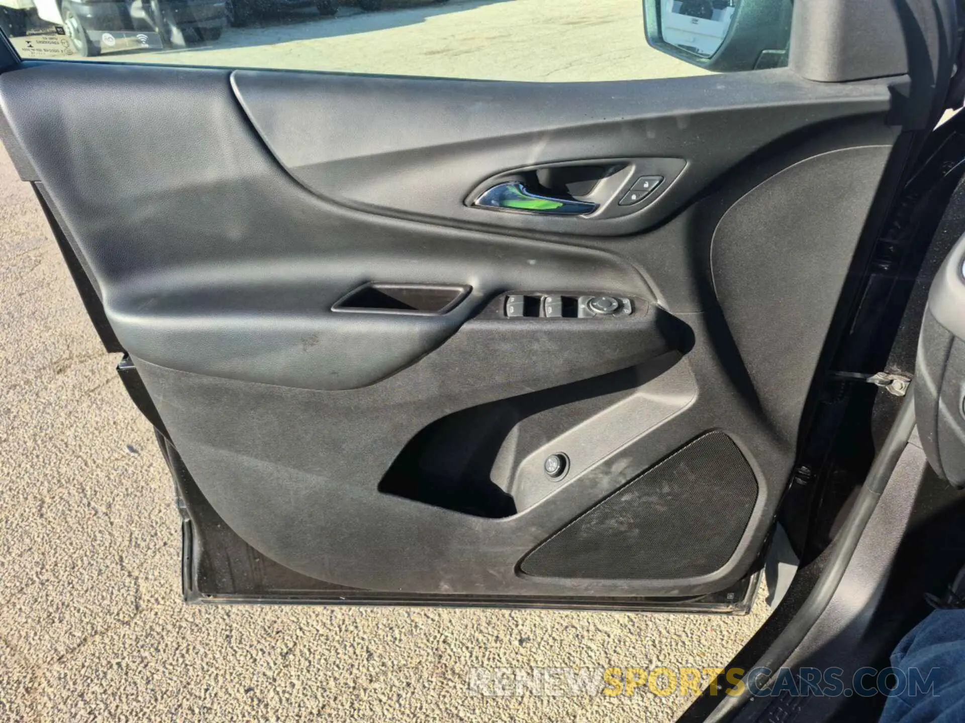 5 Photograph of a damaged car 2GNAXTEV1K6256770 CHEVROLET EQUINOX 2019