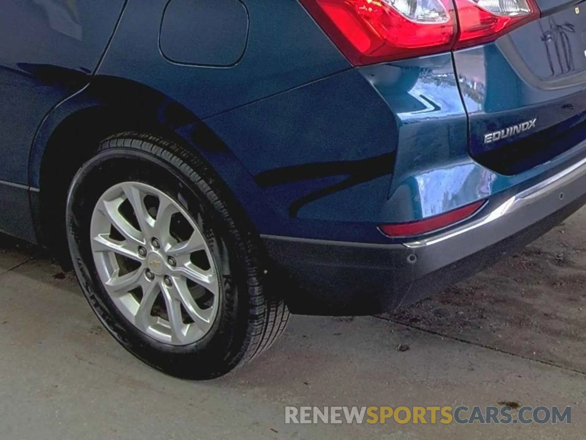 35 Photograph of a damaged car 2GNAXTEV1K6258020 CHEVROLET EQUINOX 2019