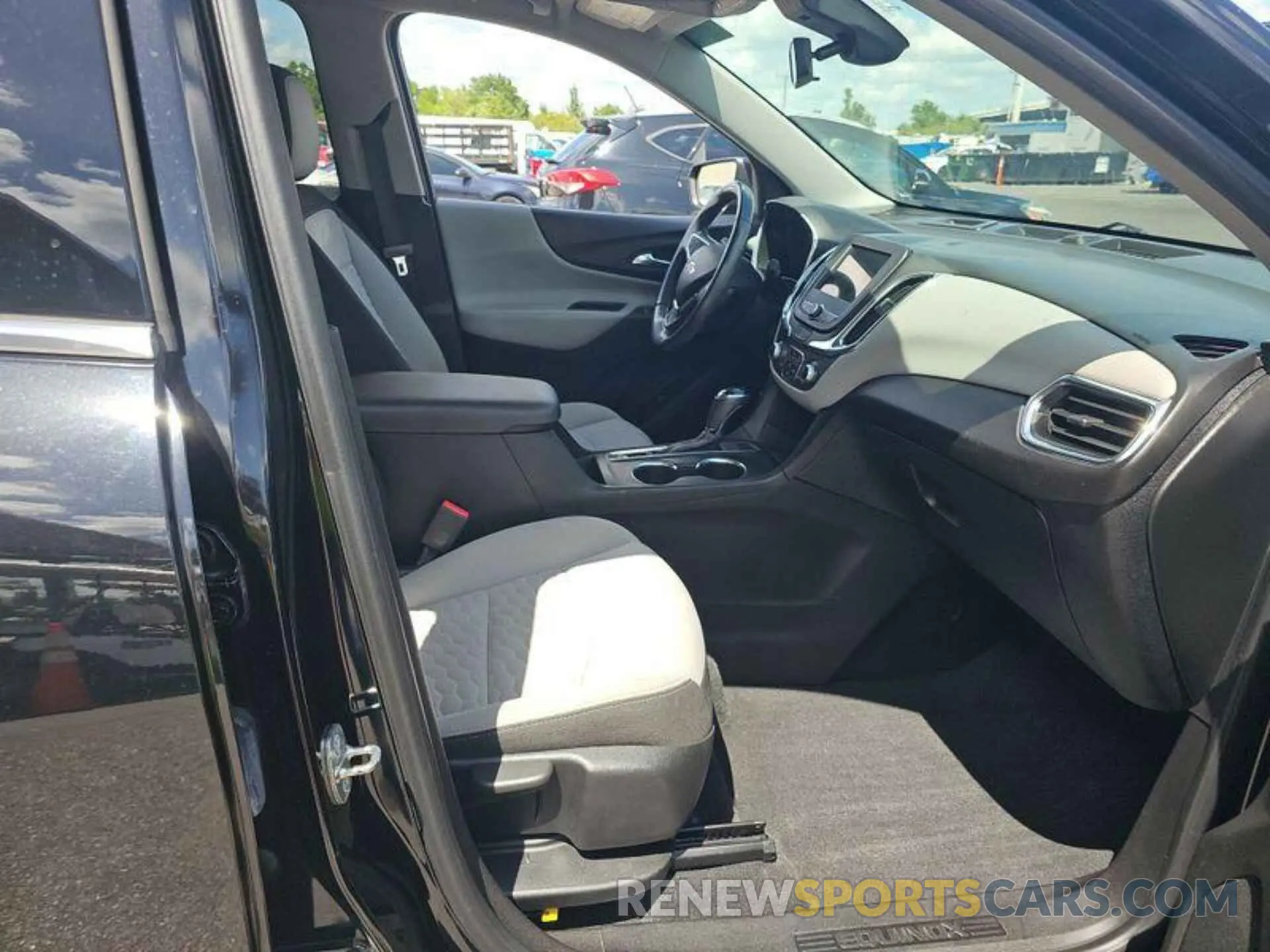 18 Photograph of a damaged car 2GNAXTEV1K6275609 CHEVROLET EQUINOX 2019