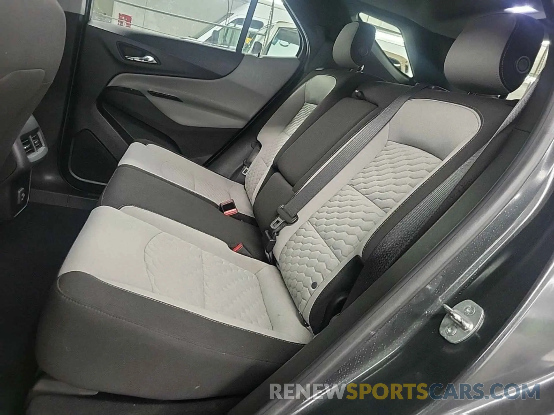 31 Photograph of a damaged car 2GNAXTEV1K6282611 CHEVROLET EQUINOX 2019