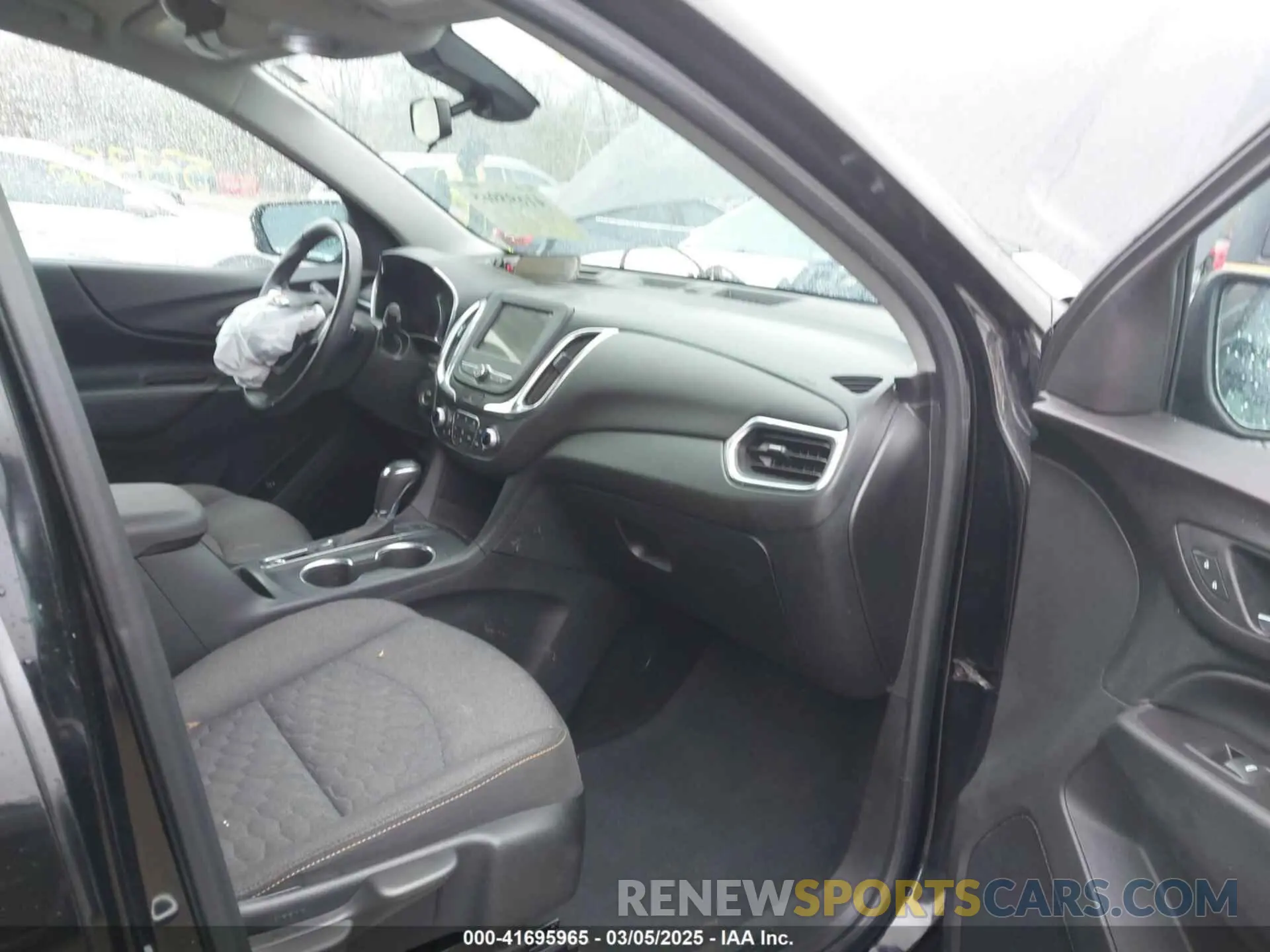5 Photograph of a damaged car 2GNAXTEV2K6252842 CHEVROLET EQUINOX 2019
