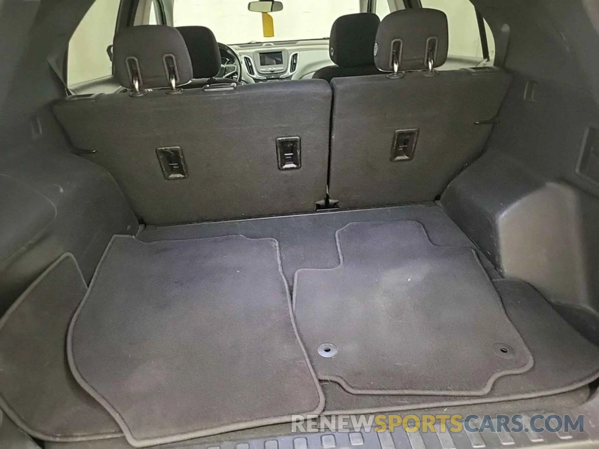 5 Photograph of a damaged car 2GNAXTEV2K6258589 CHEVROLET EQUINOX 2019