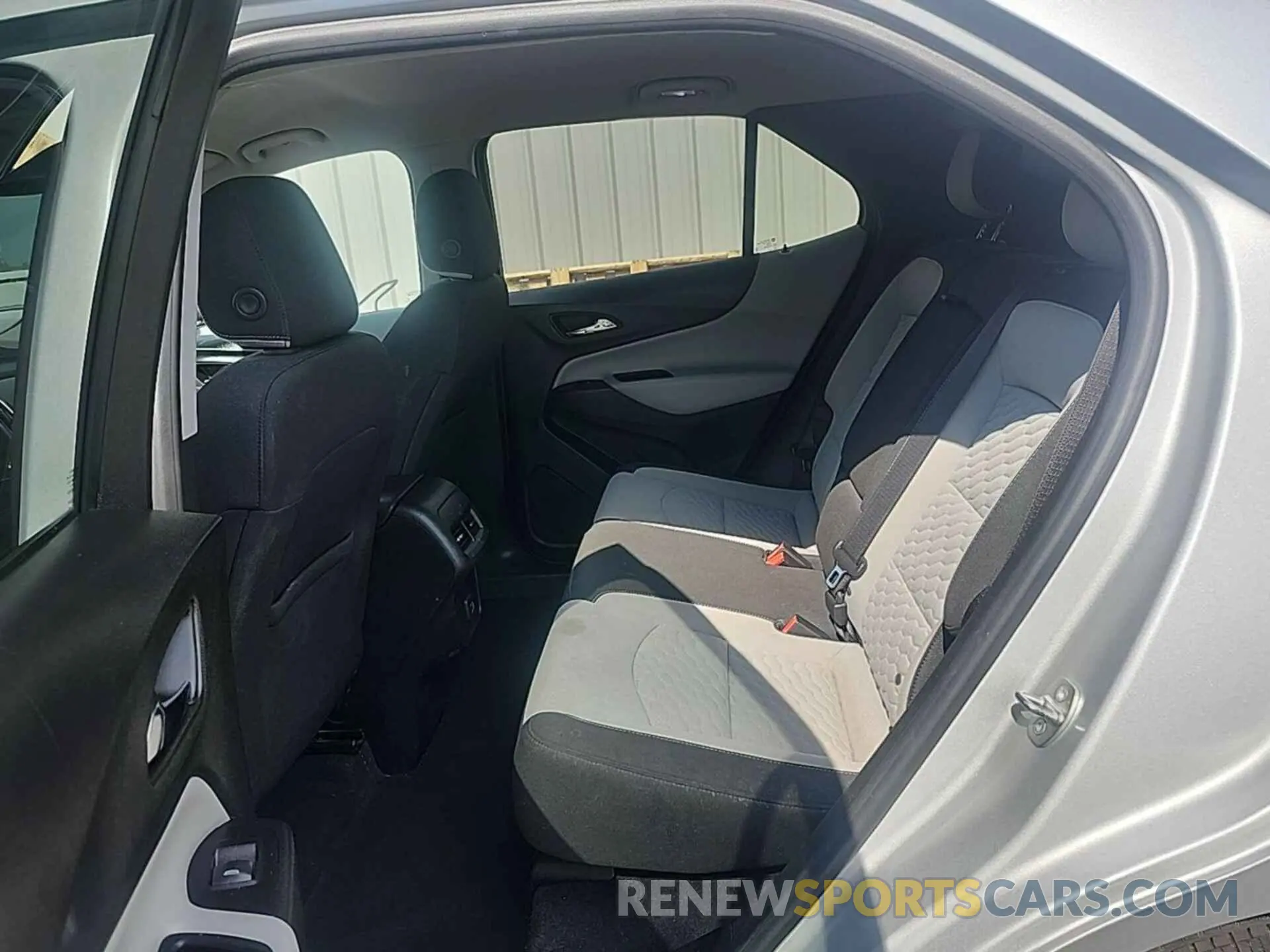 15 Photograph of a damaged car 2GNAXTEV3K6258911 CHEVROLET EQUINOX 2019