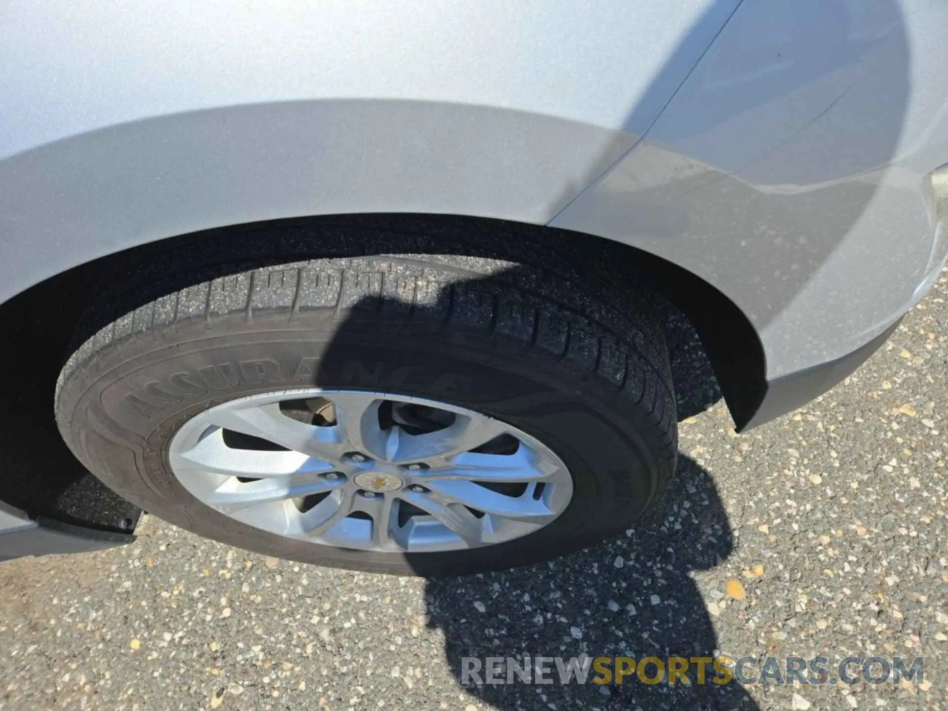 32 Photograph of a damaged car 2GNAXTEV4K6258657 CHEVROLET EQUINOX 2019