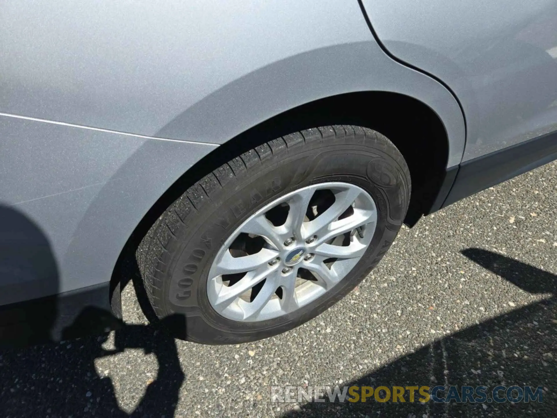 33 Photograph of a damaged car 2GNAXTEV4K6258657 CHEVROLET EQUINOX 2019