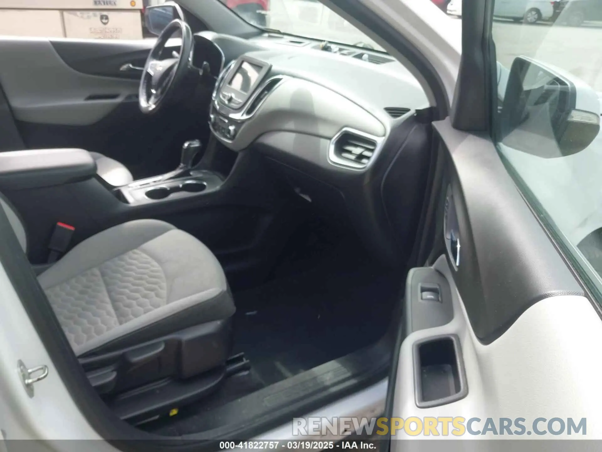 5 Photograph of a damaged car 2GNAXTEV6K6152713 CHEVROLET EQUINOX 2019