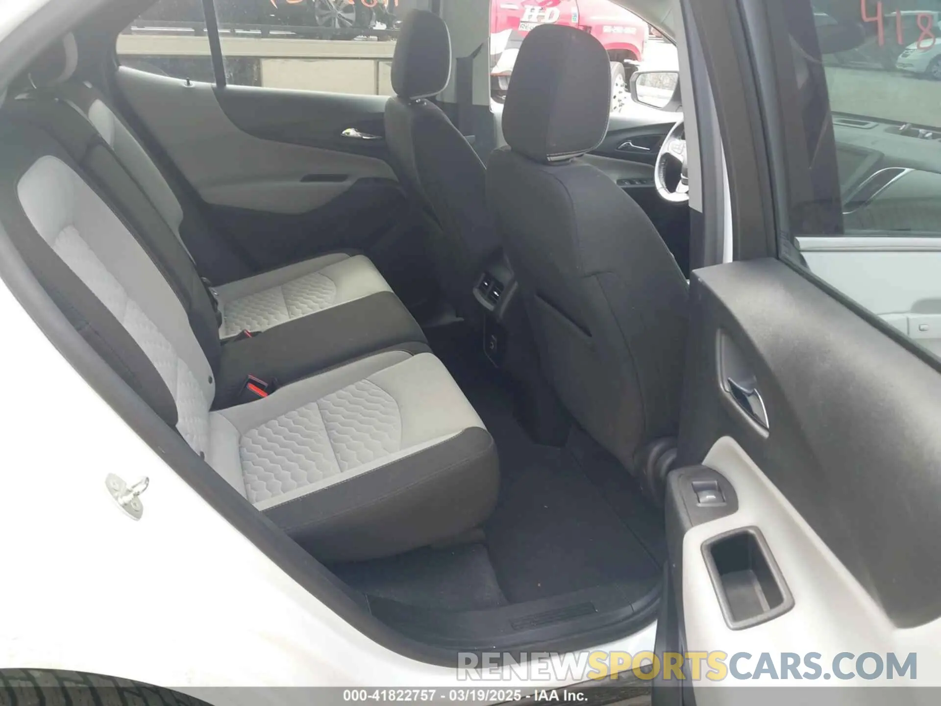 8 Photograph of a damaged car 2GNAXTEV6K6152713 CHEVROLET EQUINOX 2019