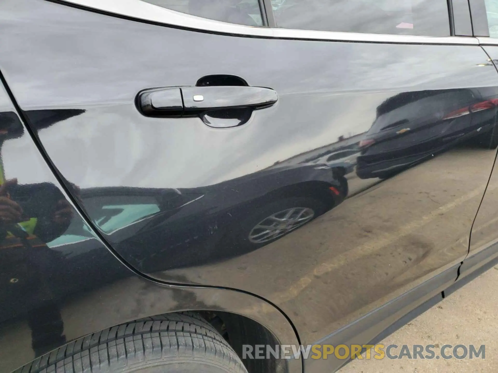 18 Photograph of a damaged car 2GNAXTEV6K6197151 CHEVROLET EQUINOX 2019
