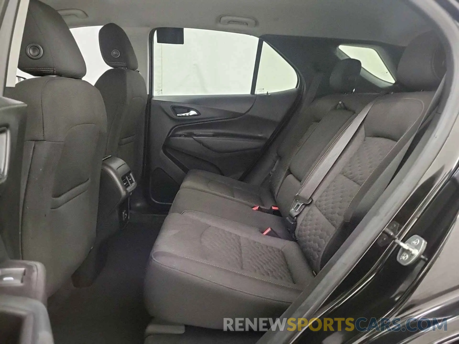 18 Photograph of a damaged car 2GNAXTEV6K6199479 CHEVROLET EQUINOX 2019