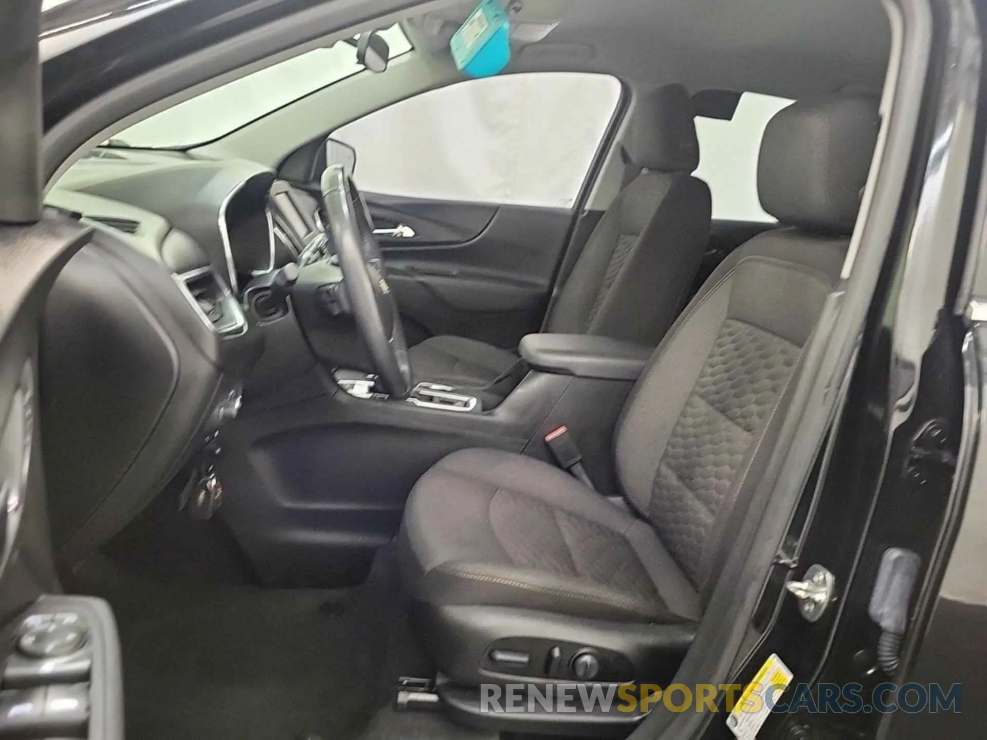 8 Photograph of a damaged car 2GNAXTEV6K6199479 CHEVROLET EQUINOX 2019