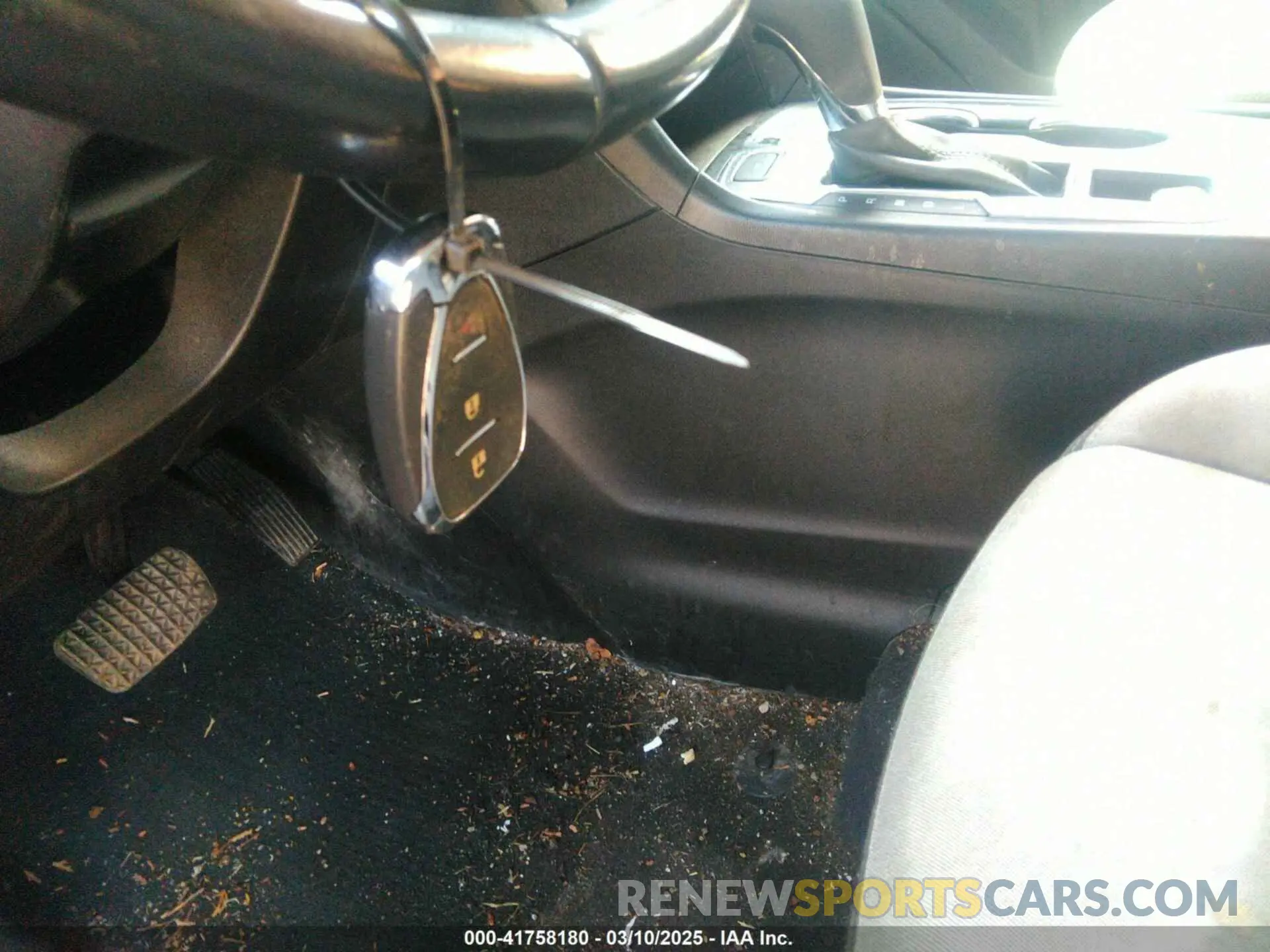 11 Photograph of a damaged car 2GNAXTEV7K6165888 CHEVROLET EQUINOX 2019