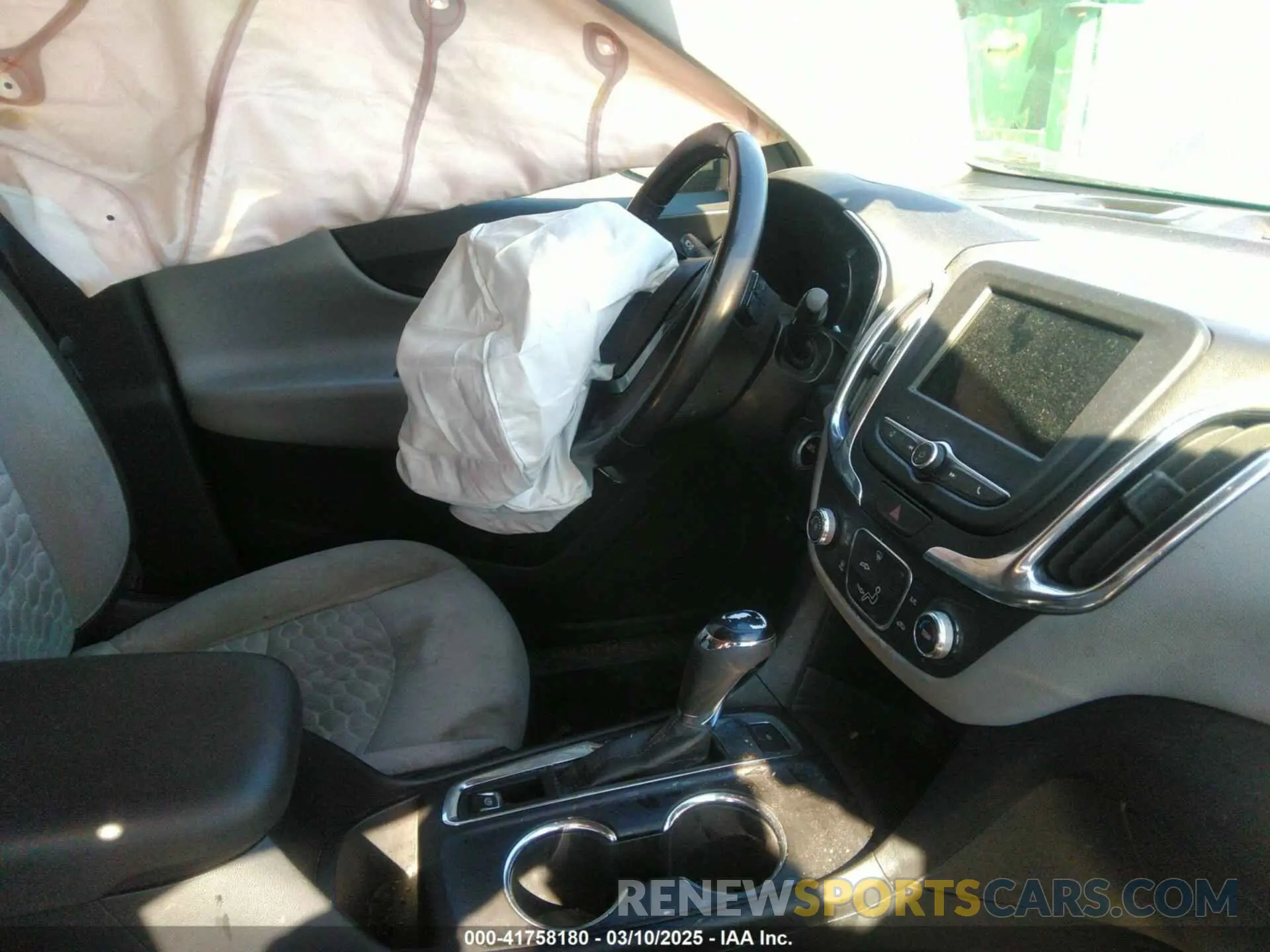 5 Photograph of a damaged car 2GNAXTEV7K6165888 CHEVROLET EQUINOX 2019