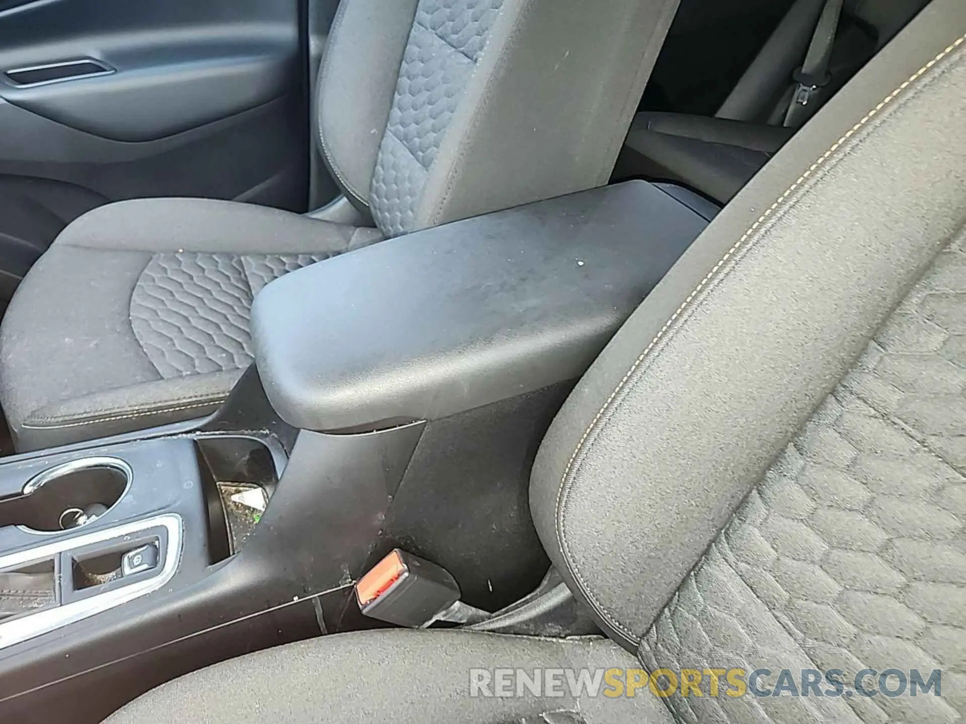 33 Photograph of a damaged car 2GNAXTEV7K6257664 CHEVROLET EQUINOX 2019