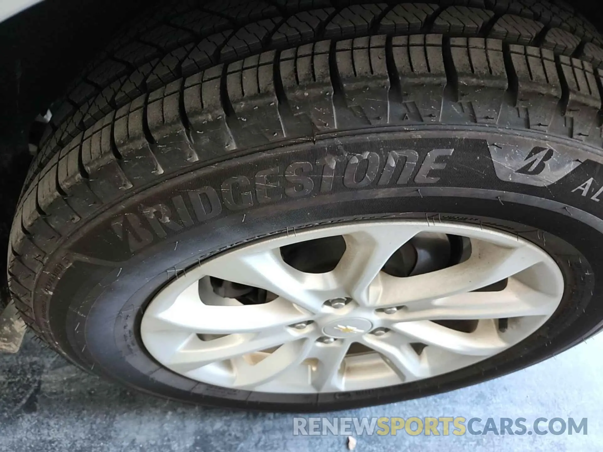 27 Photograph of a damaged car 2GNAXTEV7K6263304 CHEVROLET EQUINOX 2019