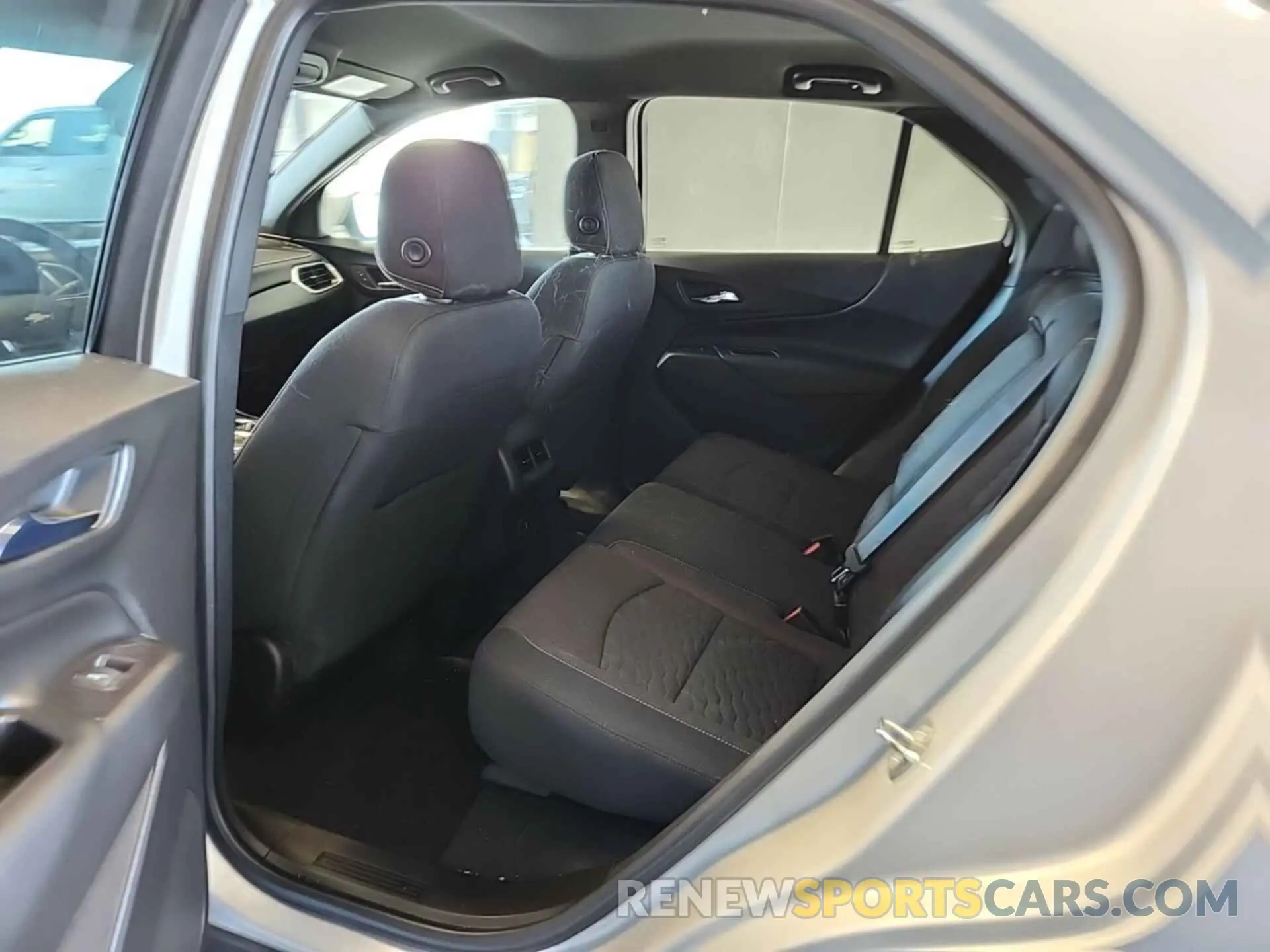 32 Photograph of a damaged car 2GNAXTEV7K6263304 CHEVROLET EQUINOX 2019