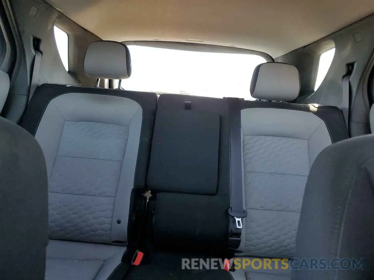 10 Photograph of a damaged car 2GNAXTEV8K6166516 CHEVROLET EQUINOX 2019