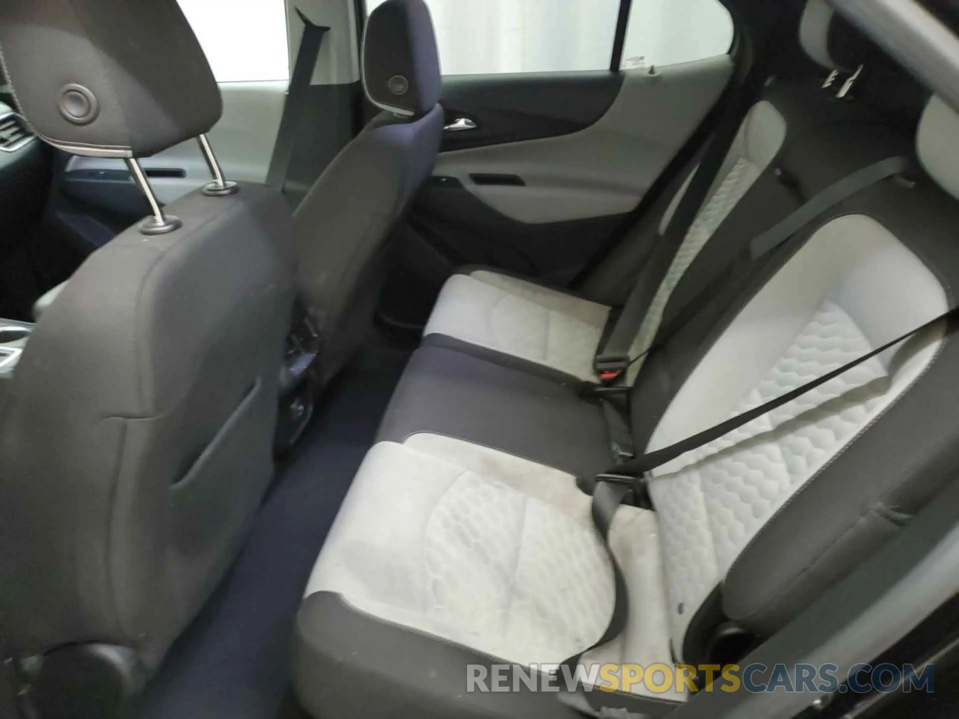 18 Photograph of a damaged car 2GNAXTEV8K6256328 CHEVROLET EQUINOX 2019