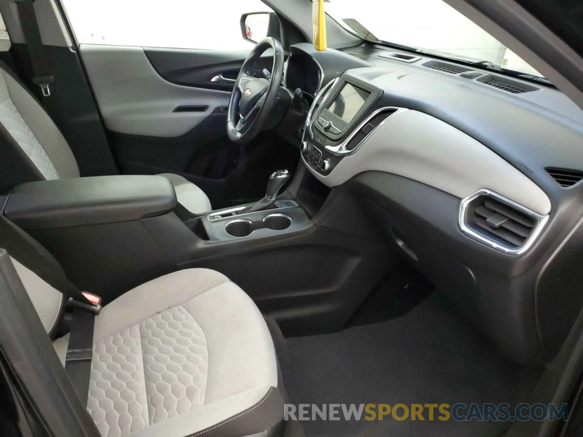 27 Photograph of a damaged car 2GNAXTEV8K6256328 CHEVROLET EQUINOX 2019