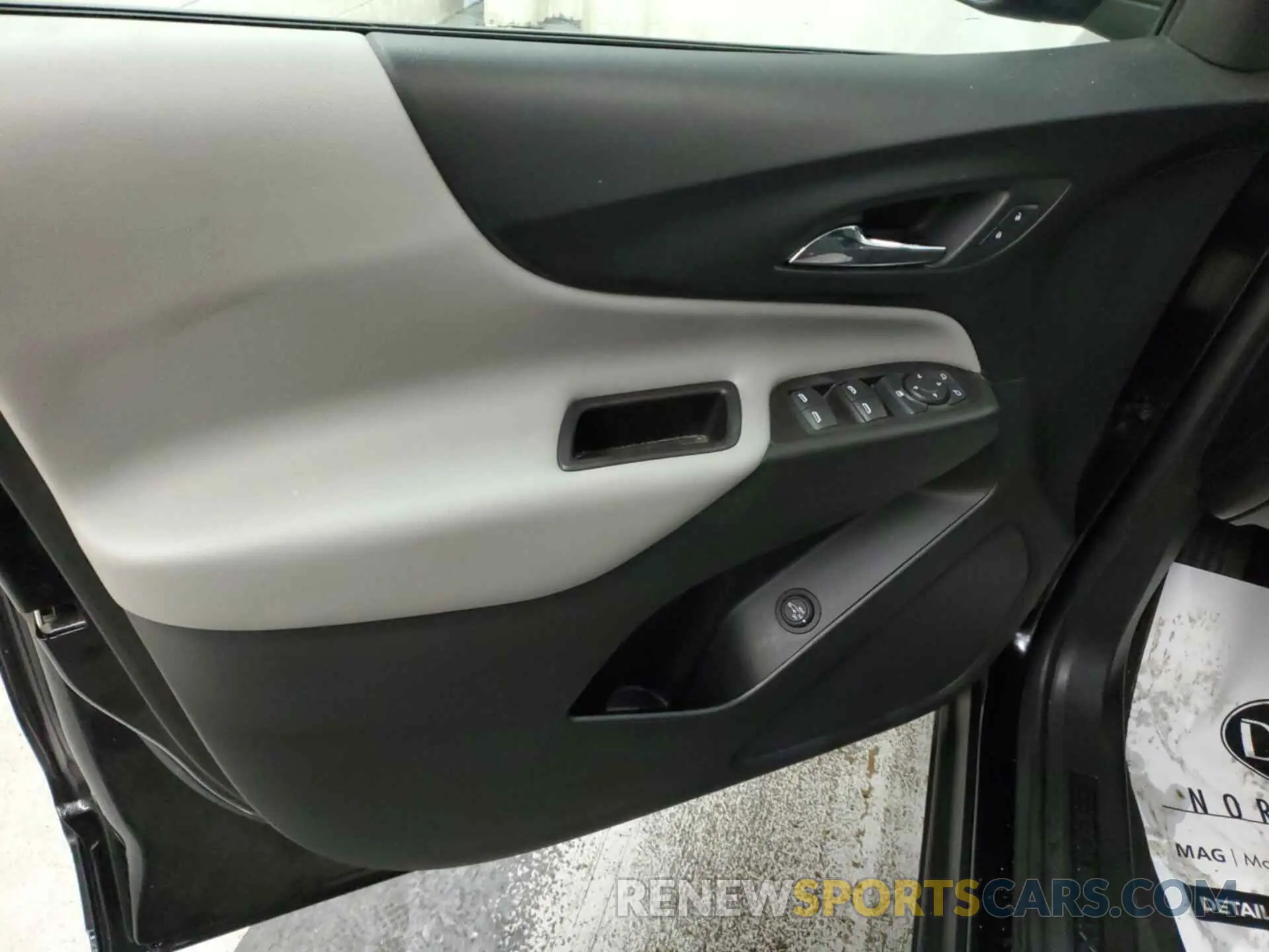 29 Photograph of a damaged car 2GNAXTEV8K6256328 CHEVROLET EQUINOX 2019