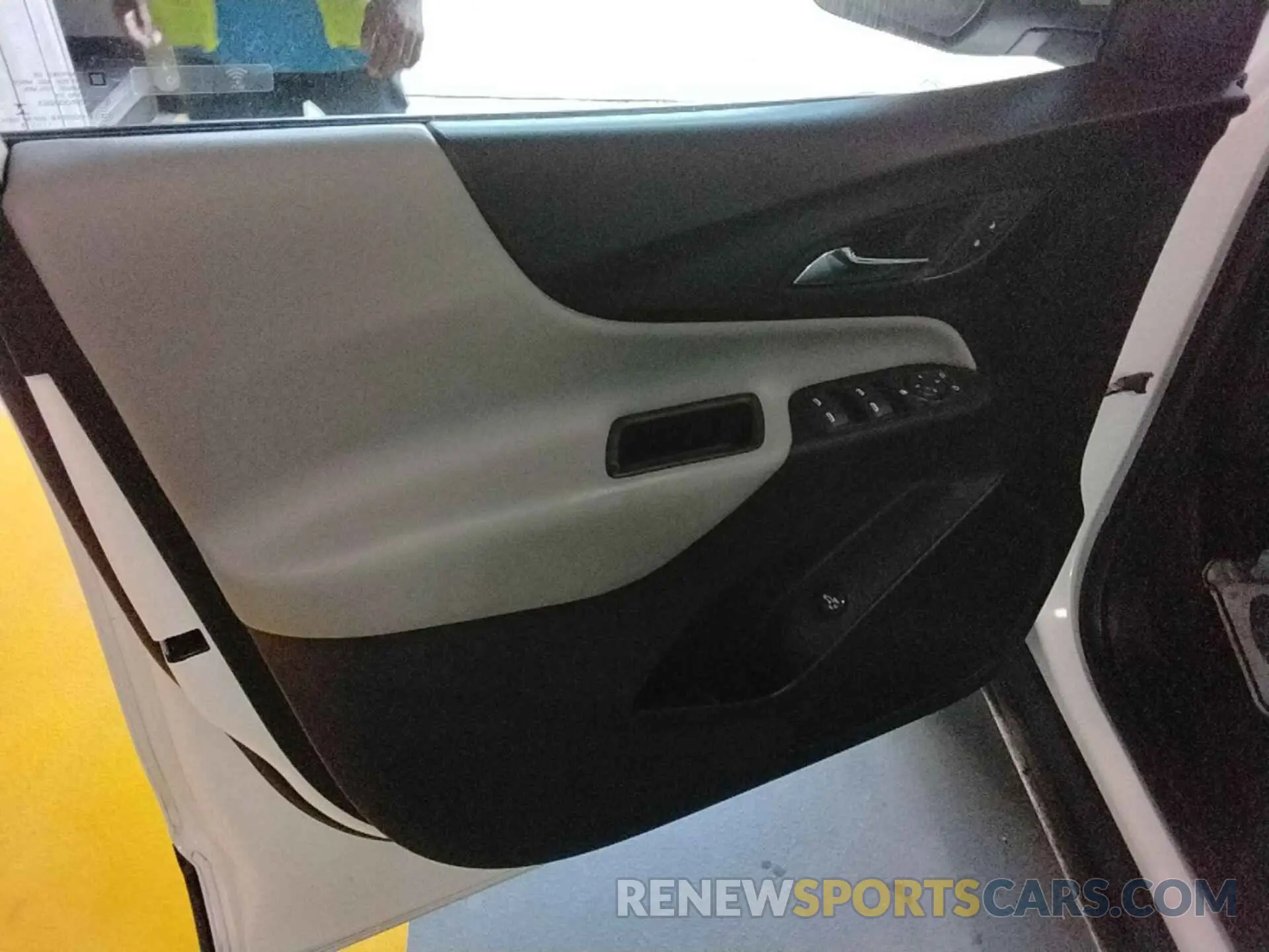 27 Photograph of a damaged car 2GNAXTEV8K6257270 CHEVROLET EQUINOX 2019
