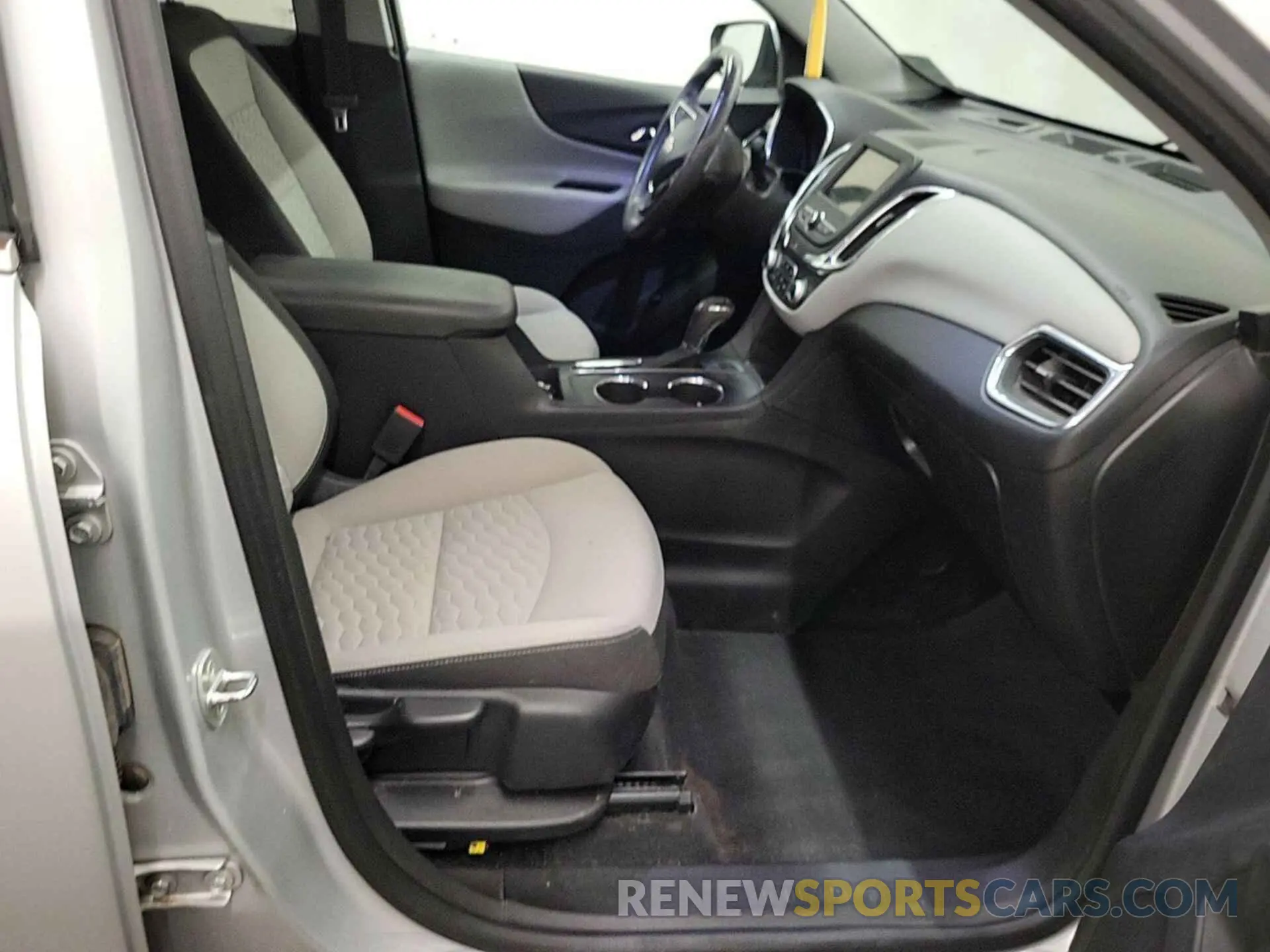 19 Photograph of a damaged car 2GNAXTEV8K6257804 CHEVROLET EQUINOX 2019
