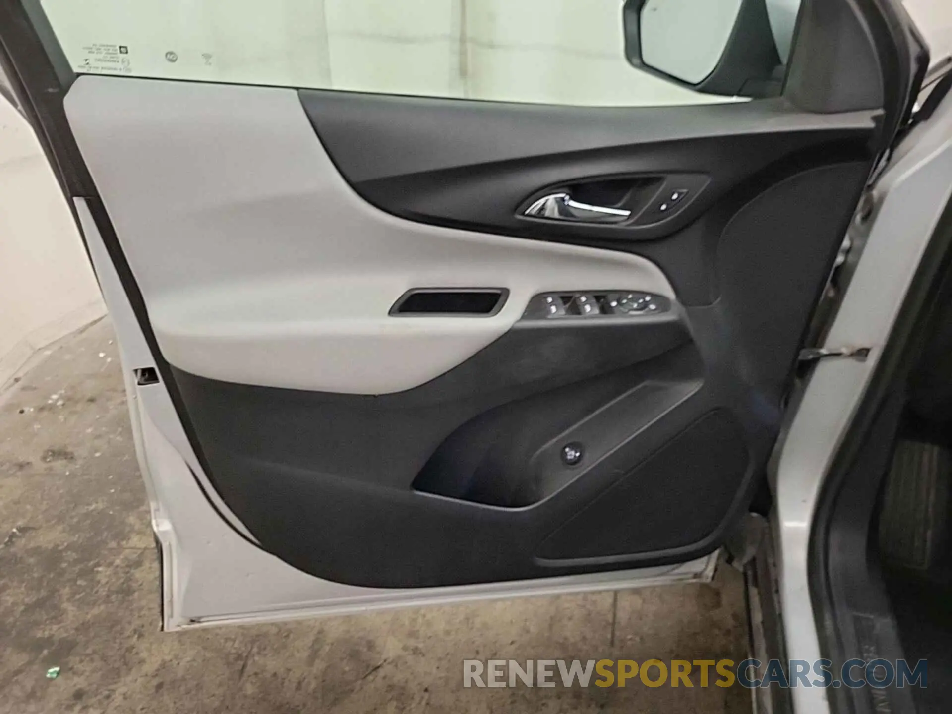 4 Photograph of a damaged car 2GNAXTEV8K6257804 CHEVROLET EQUINOX 2019