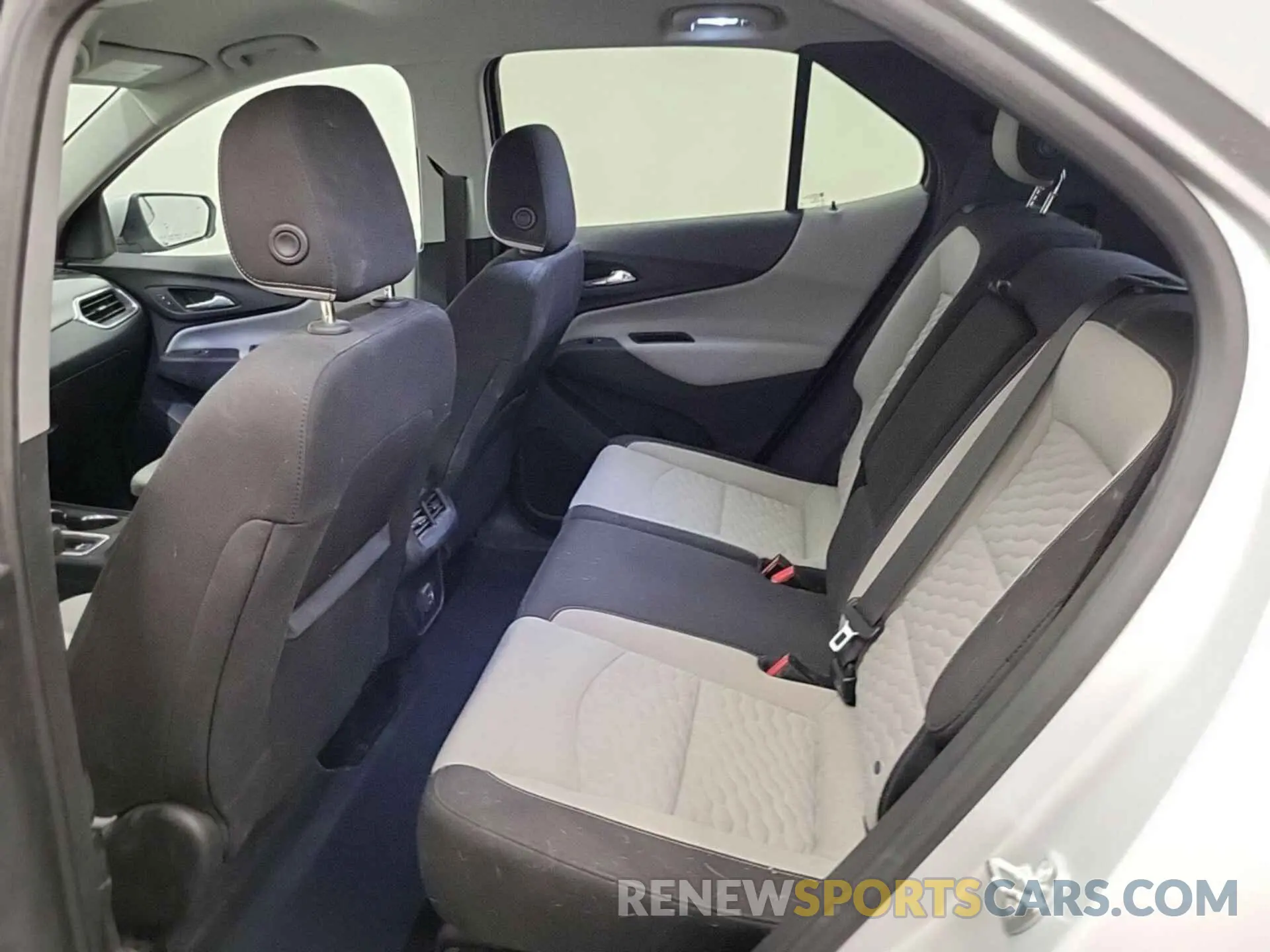 9 Photograph of a damaged car 2GNAXTEV8K6257804 CHEVROLET EQUINOX 2019