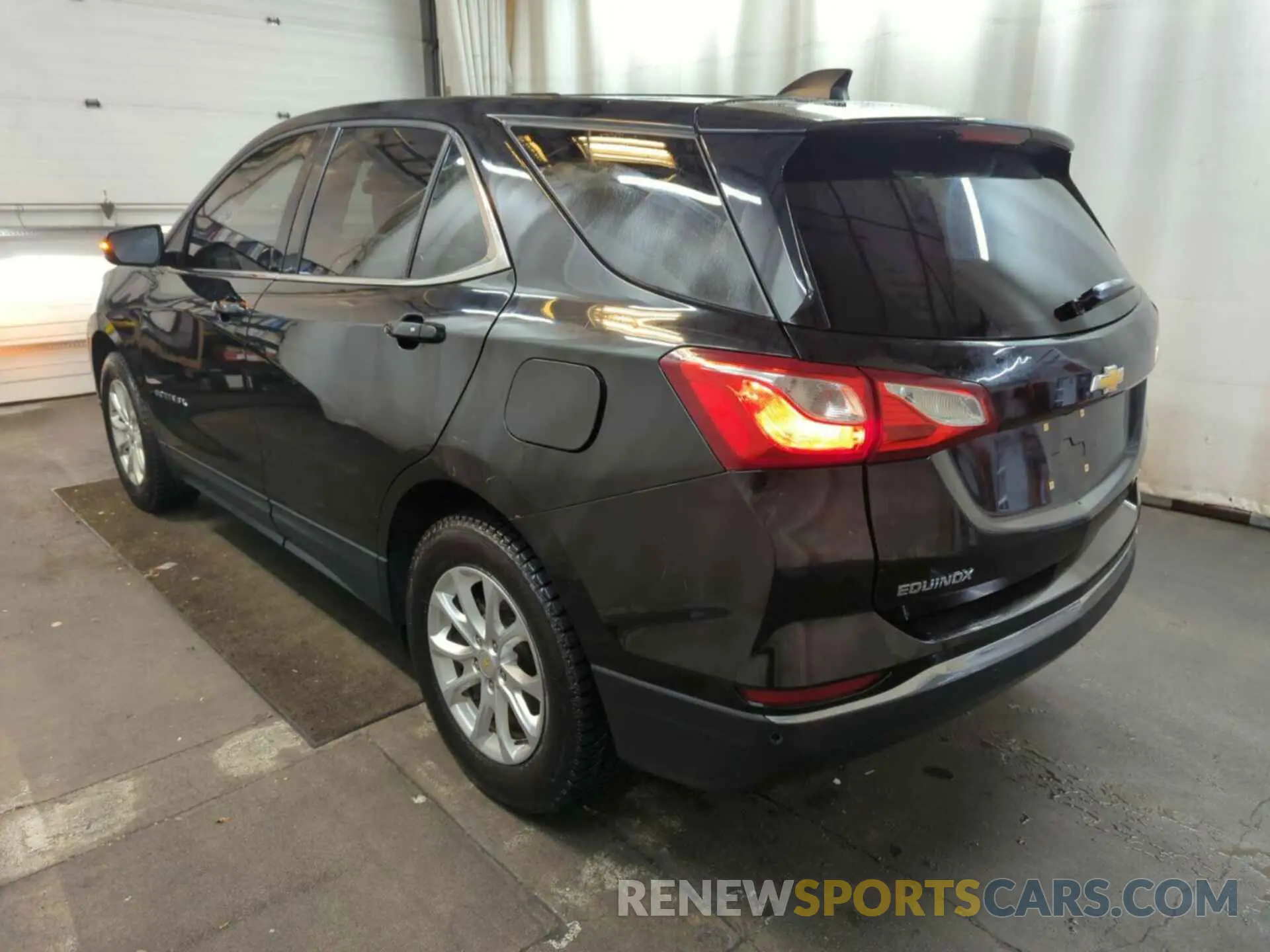 32 Photograph of a damaged car 2GNAXTEV8K6275218 CHEVROLET EQUINOX 2019