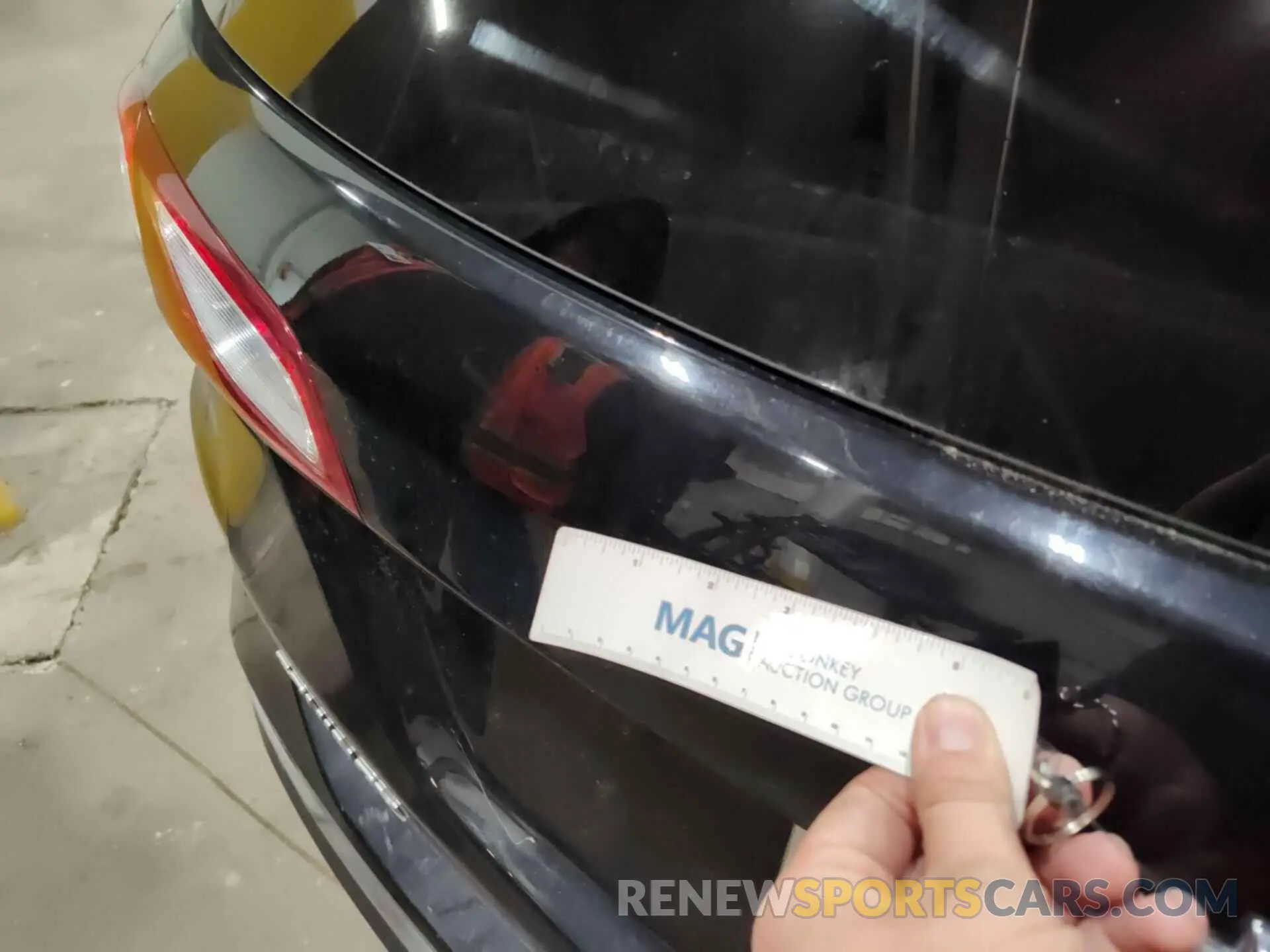 33 Photograph of a damaged car 2GNAXTEV8K6275218 CHEVROLET EQUINOX 2019
