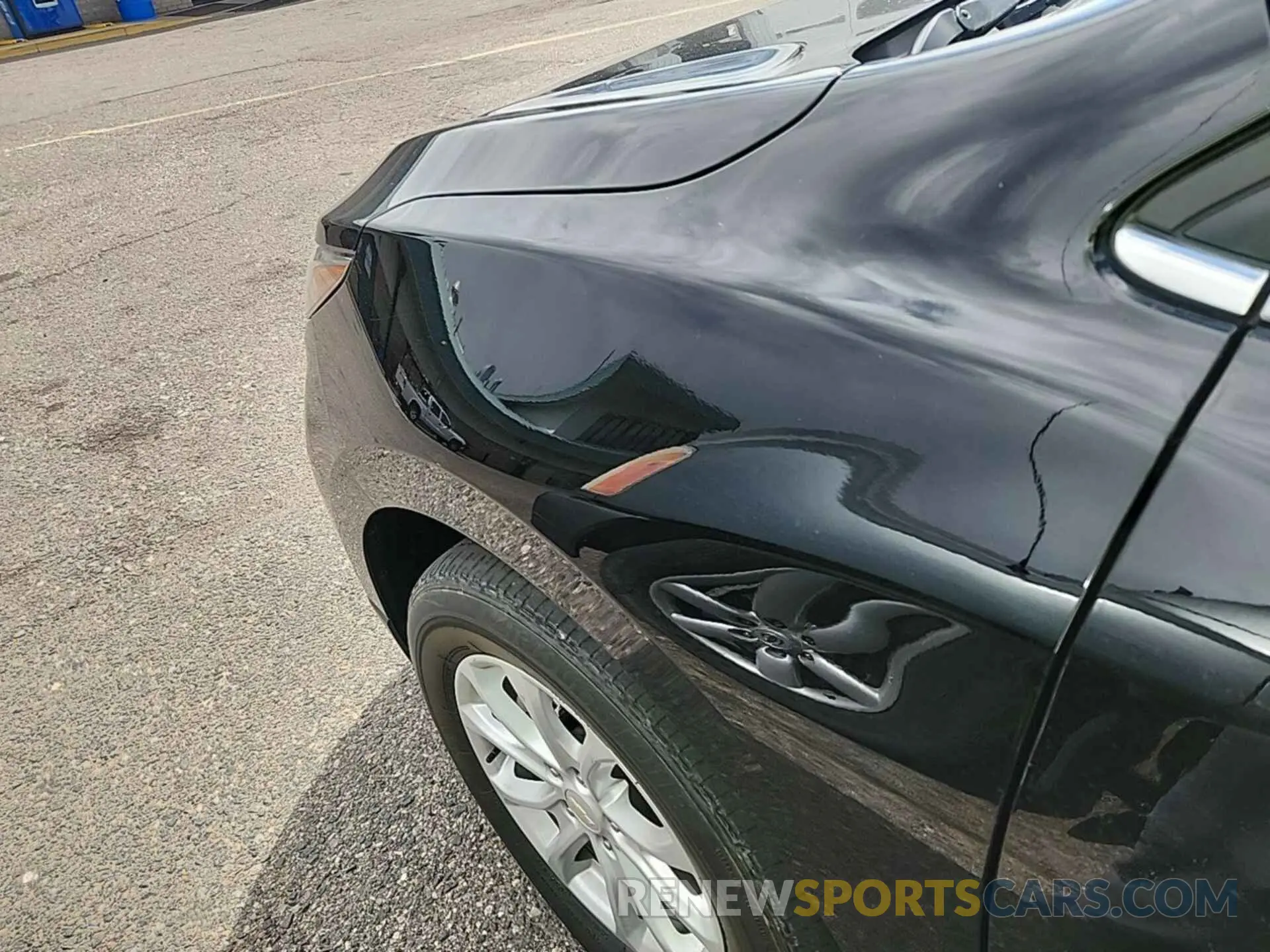 18 Photograph of a damaged car 2GNAXTEVXK6198058 CHEVROLET EQUINOX 2019