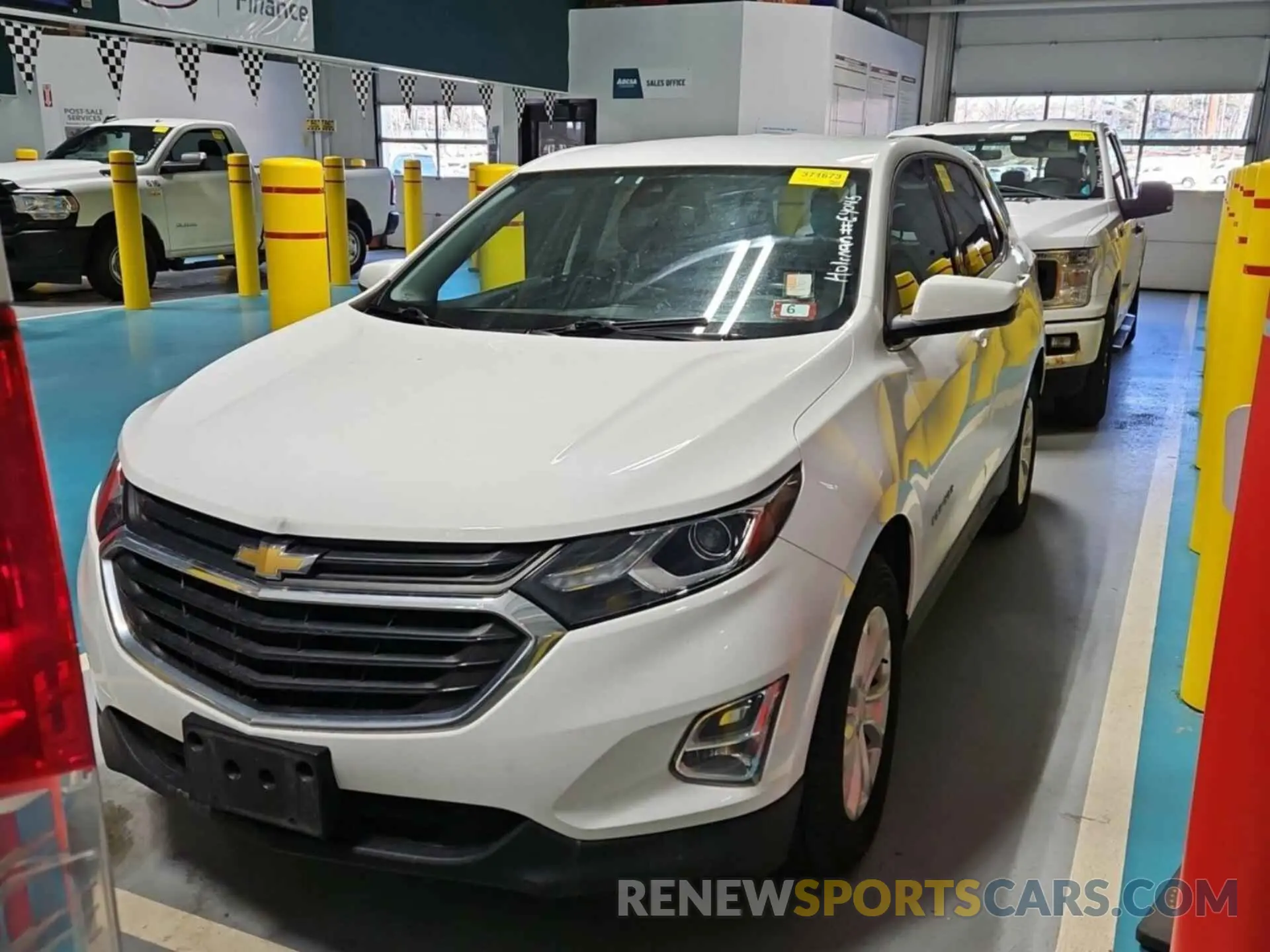 18 Photograph of a damaged car 2GNAXTEVXK6258081 CHEVROLET EQUINOX 2019
