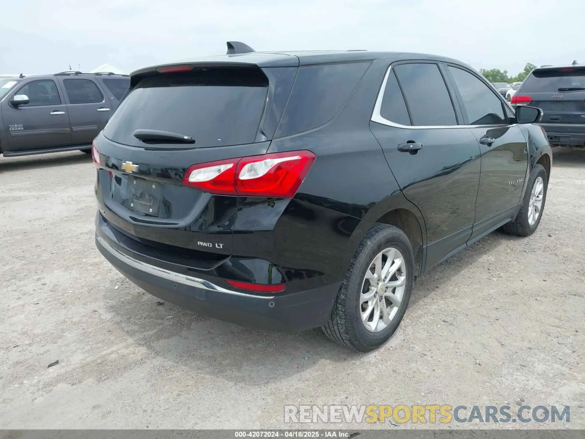 4 Photograph of a damaged car 2GNAXUEV0K6135685 CHEVROLET EQUINOX 2019