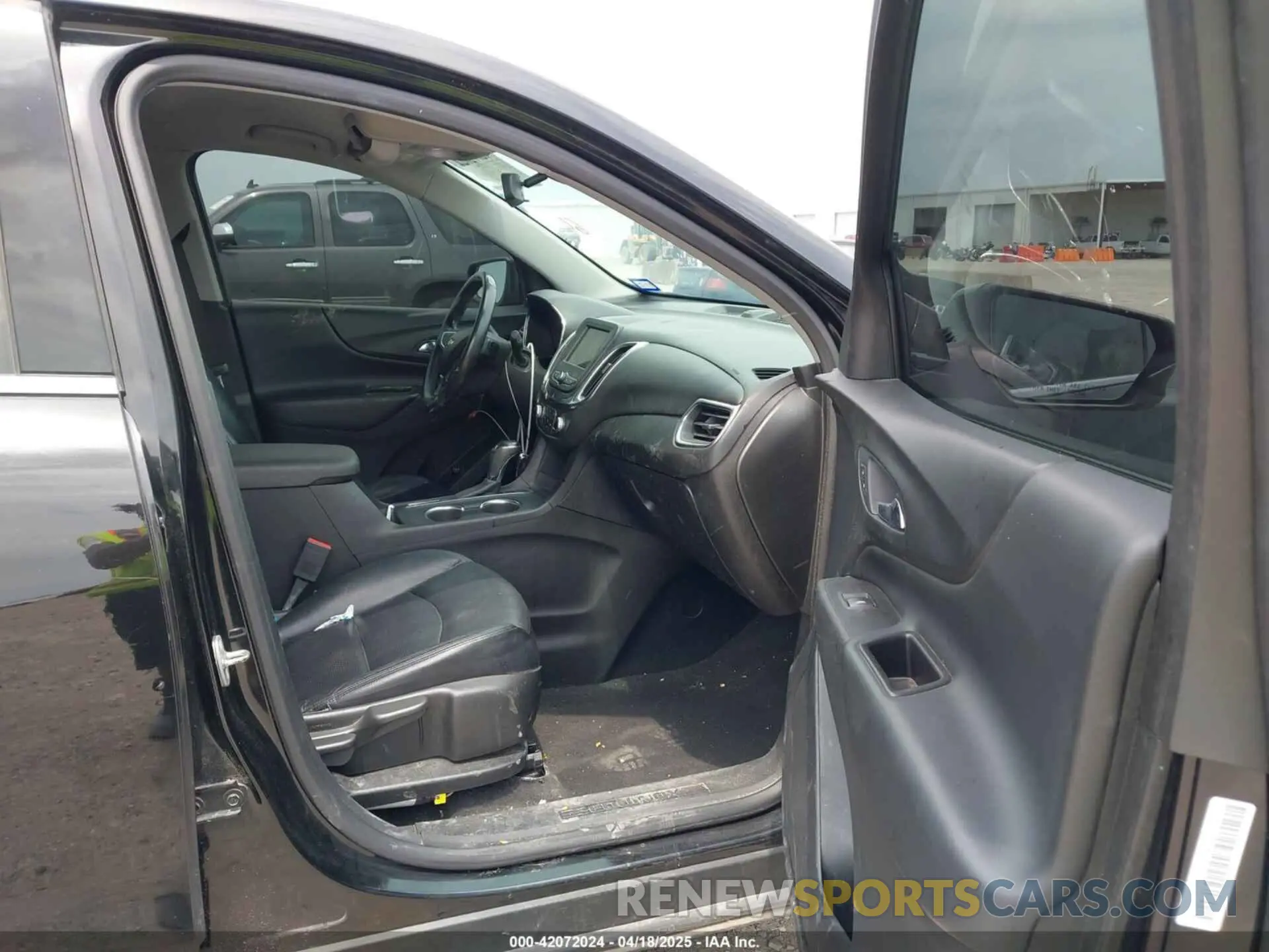 5 Photograph of a damaged car 2GNAXUEV0K6135685 CHEVROLET EQUINOX 2019
