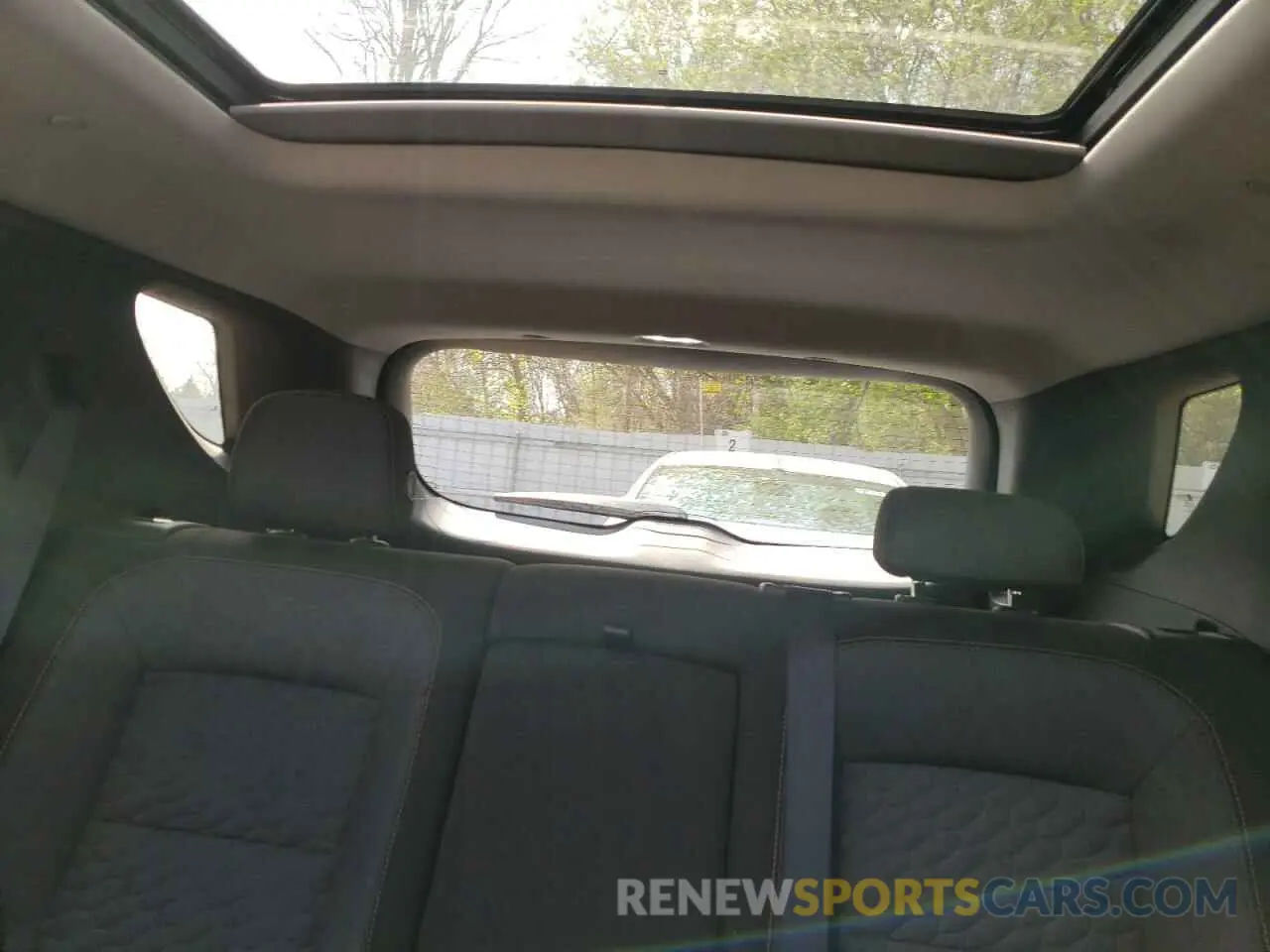 10 Photograph of a damaged car 2GNAXUEV0K6136366 CHEVROLET EQUINOX 2019