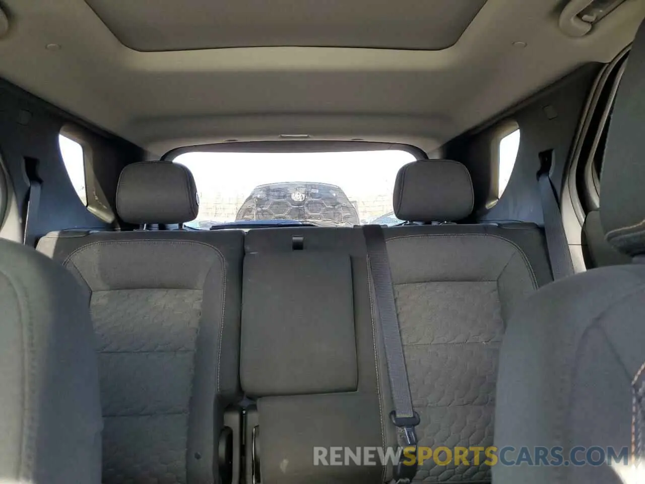 10 Photograph of a damaged car 2GNAXUEV0K6138893 CHEVROLET EQUINOX 2019
