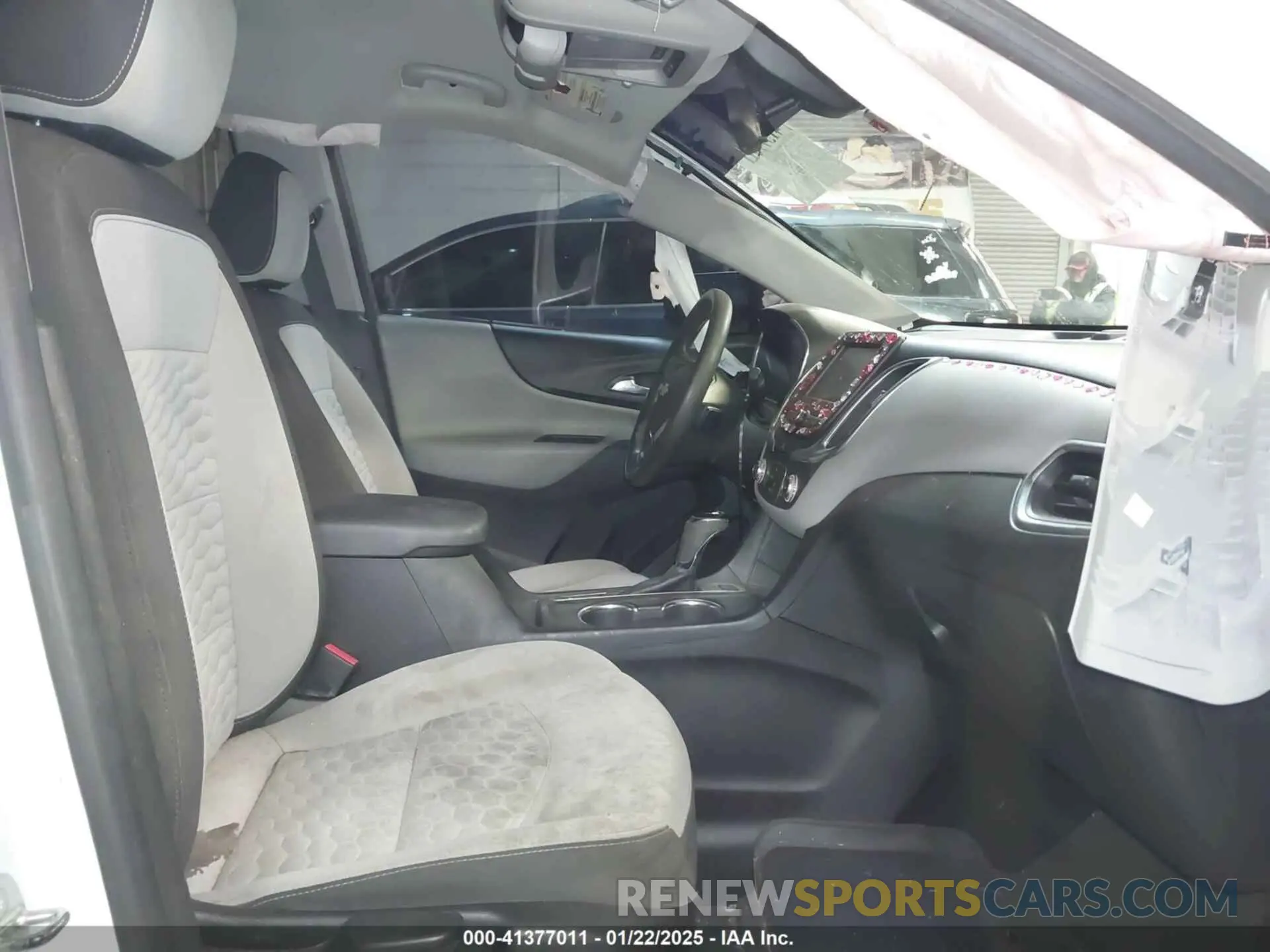 5 Photograph of a damaged car 2GNAXUEV0K6182506 CHEVROLET EQUINOX 2019