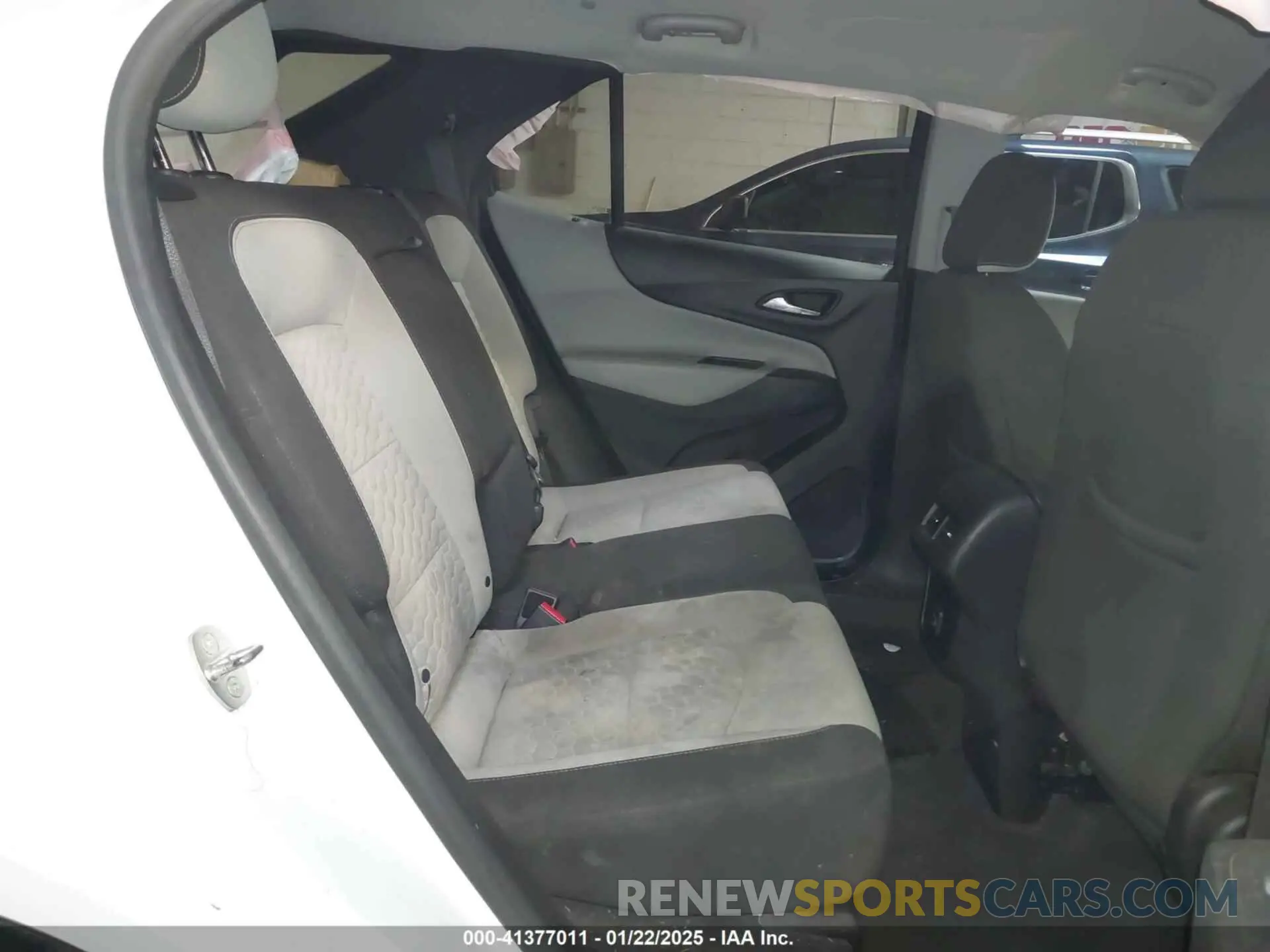 8 Photograph of a damaged car 2GNAXUEV0K6182506 CHEVROLET EQUINOX 2019