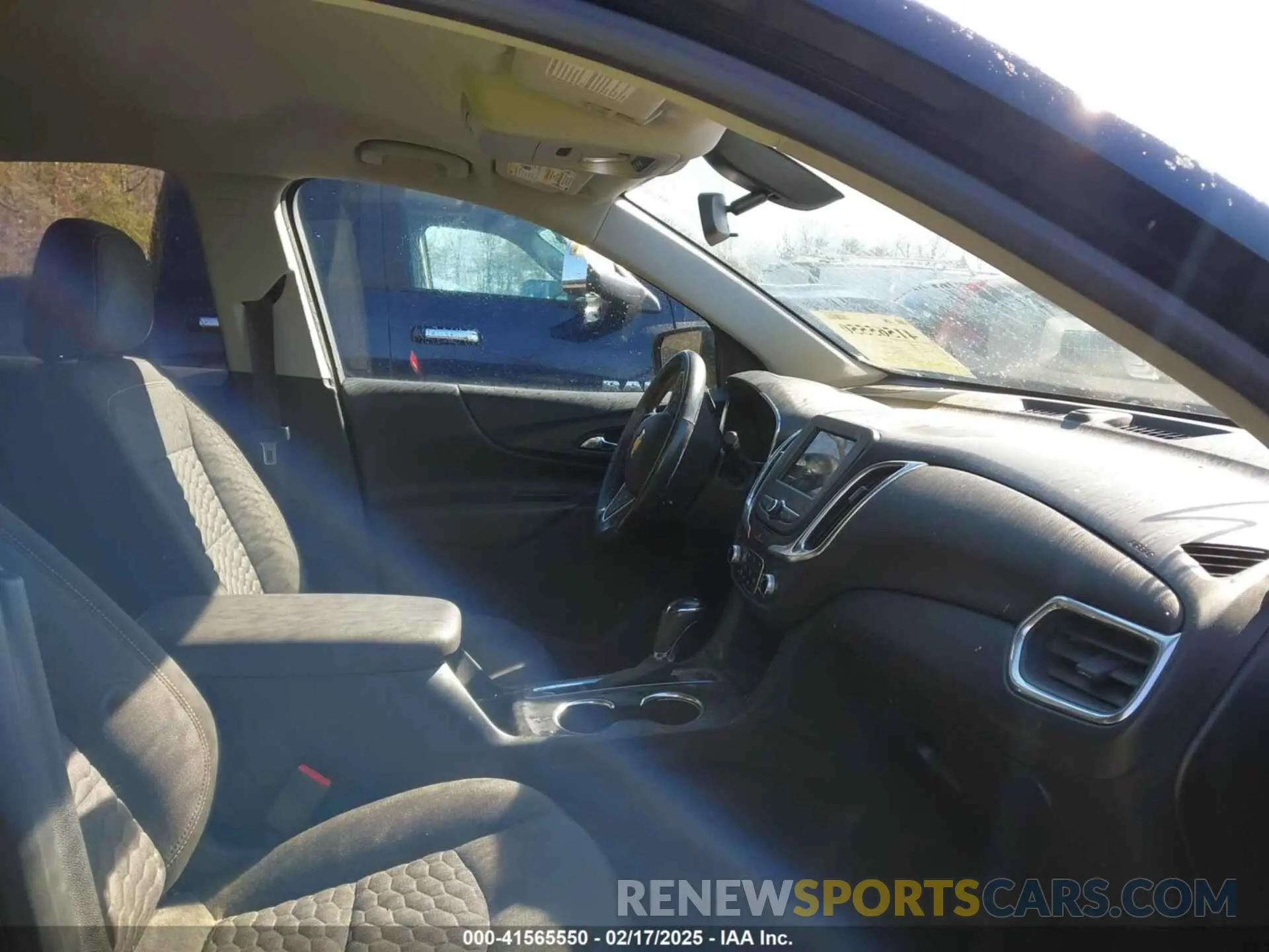 5 Photograph of a damaged car 2GNAXUEV0K6185454 CHEVROLET EQUINOX 2019