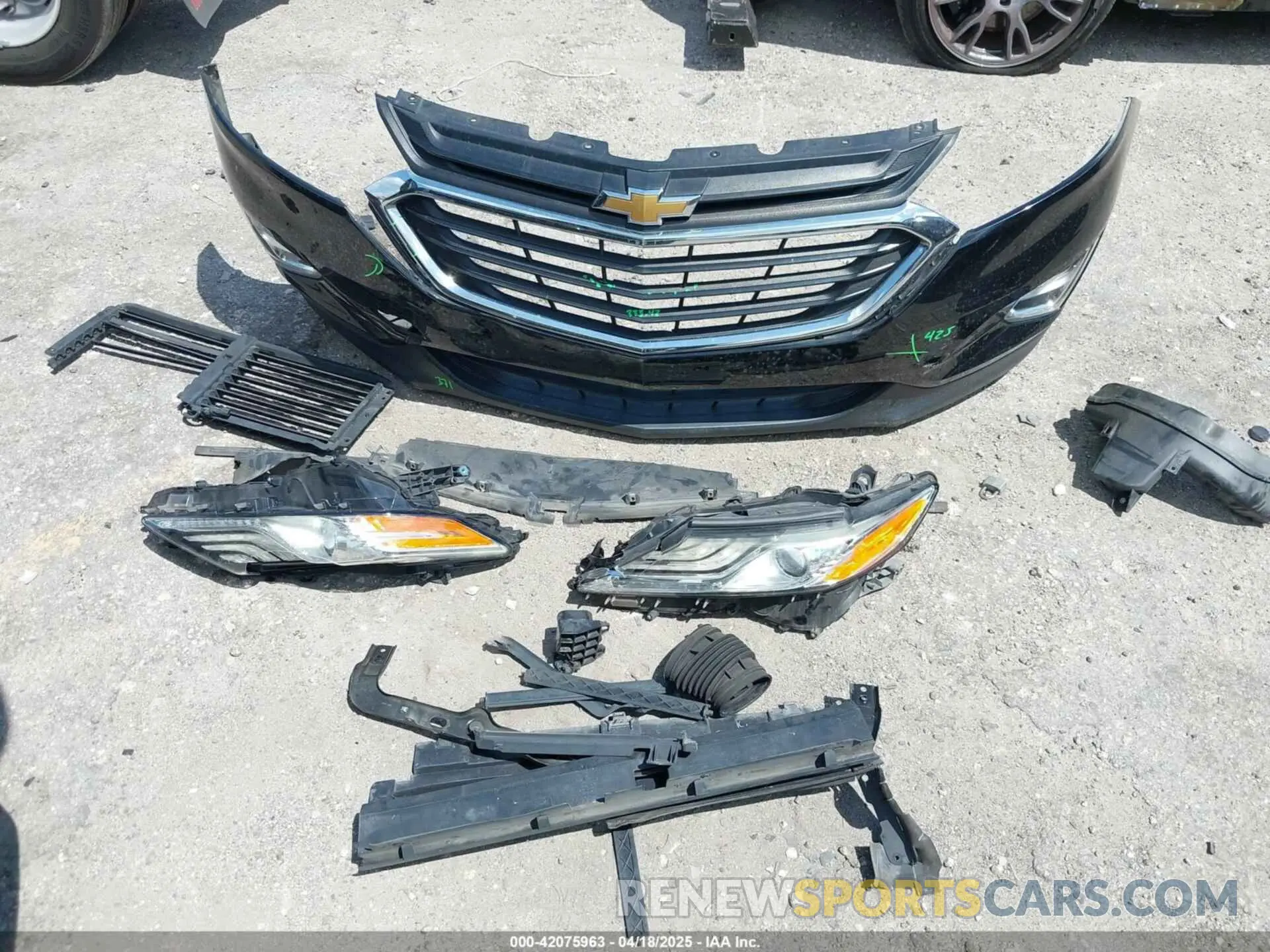 12 Photograph of a damaged car 2GNAXUEV0K6253705 CHEVROLET EQUINOX 2019