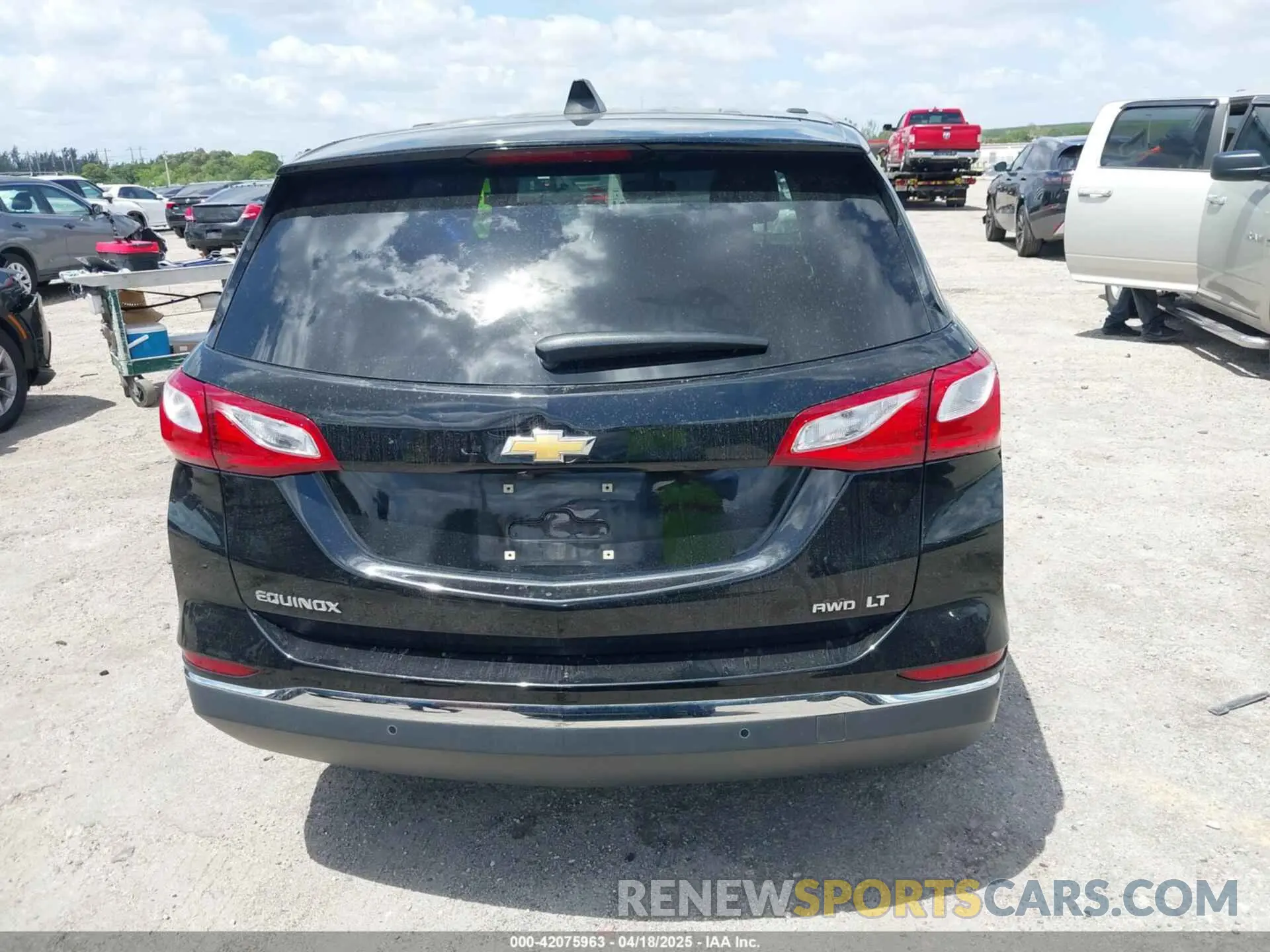17 Photograph of a damaged car 2GNAXUEV0K6253705 CHEVROLET EQUINOX 2019