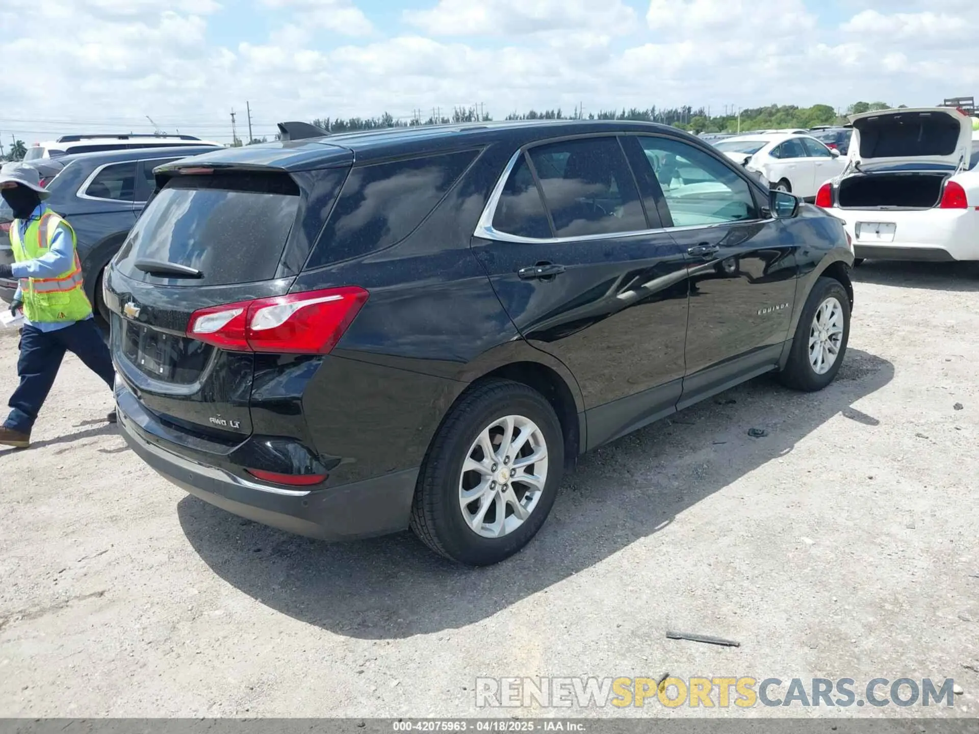 4 Photograph of a damaged car 2GNAXUEV0K6253705 CHEVROLET EQUINOX 2019