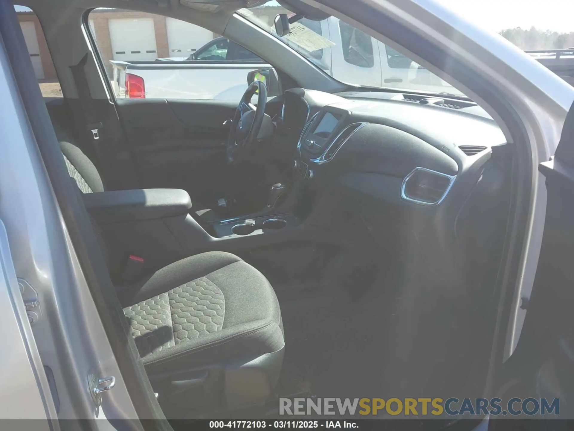 5 Photograph of a damaged car 2GNAXUEV0K6285473 CHEVROLET EQUINOX 2019