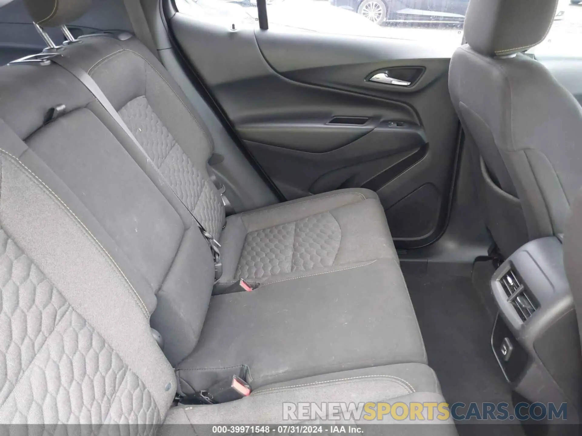8 Photograph of a damaged car 2GNAXUEV1K6116045 CHEVROLET EQUINOX 2019