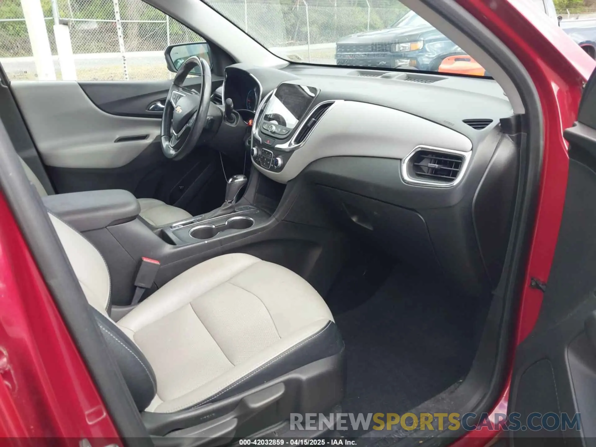 5 Photograph of a damaged car 2GNAXUEV1K6143584 CHEVROLET EQUINOX 2019