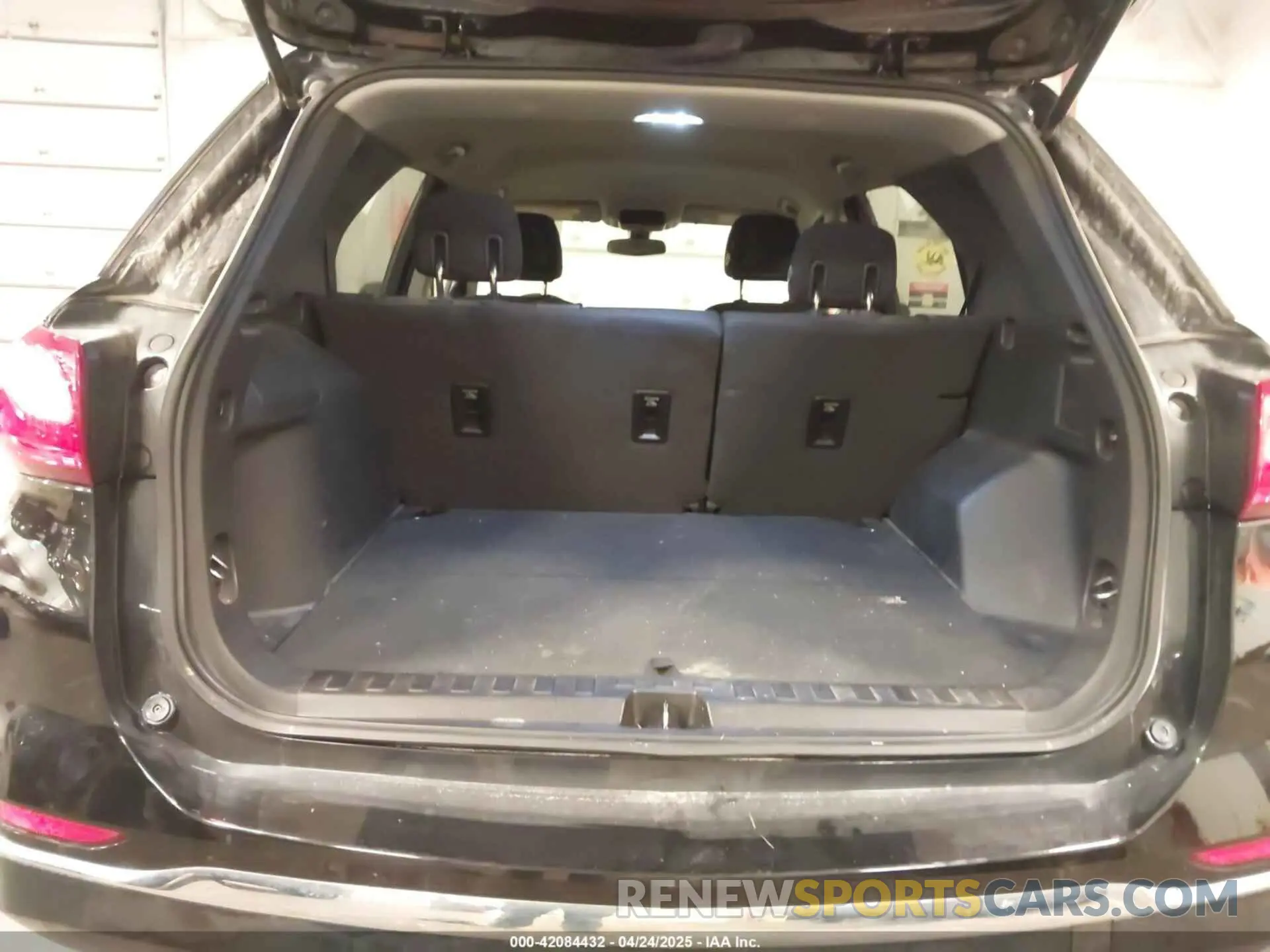18 Photograph of a damaged car 2GNAXUEV1K6185169 CHEVROLET EQUINOX 2019