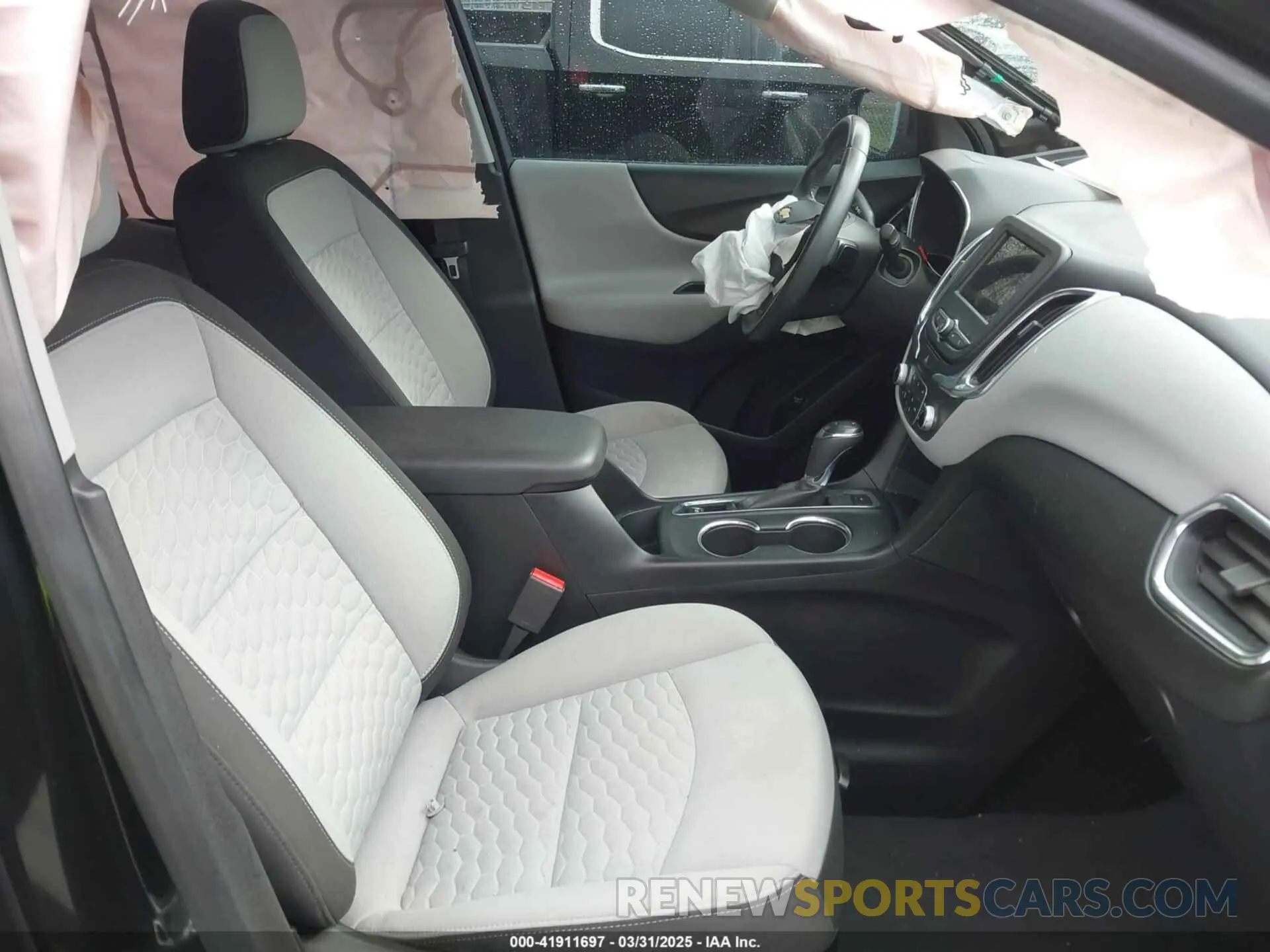 5 Photograph of a damaged car 2GNAXUEV1K6223130 CHEVROLET EQUINOX 2019