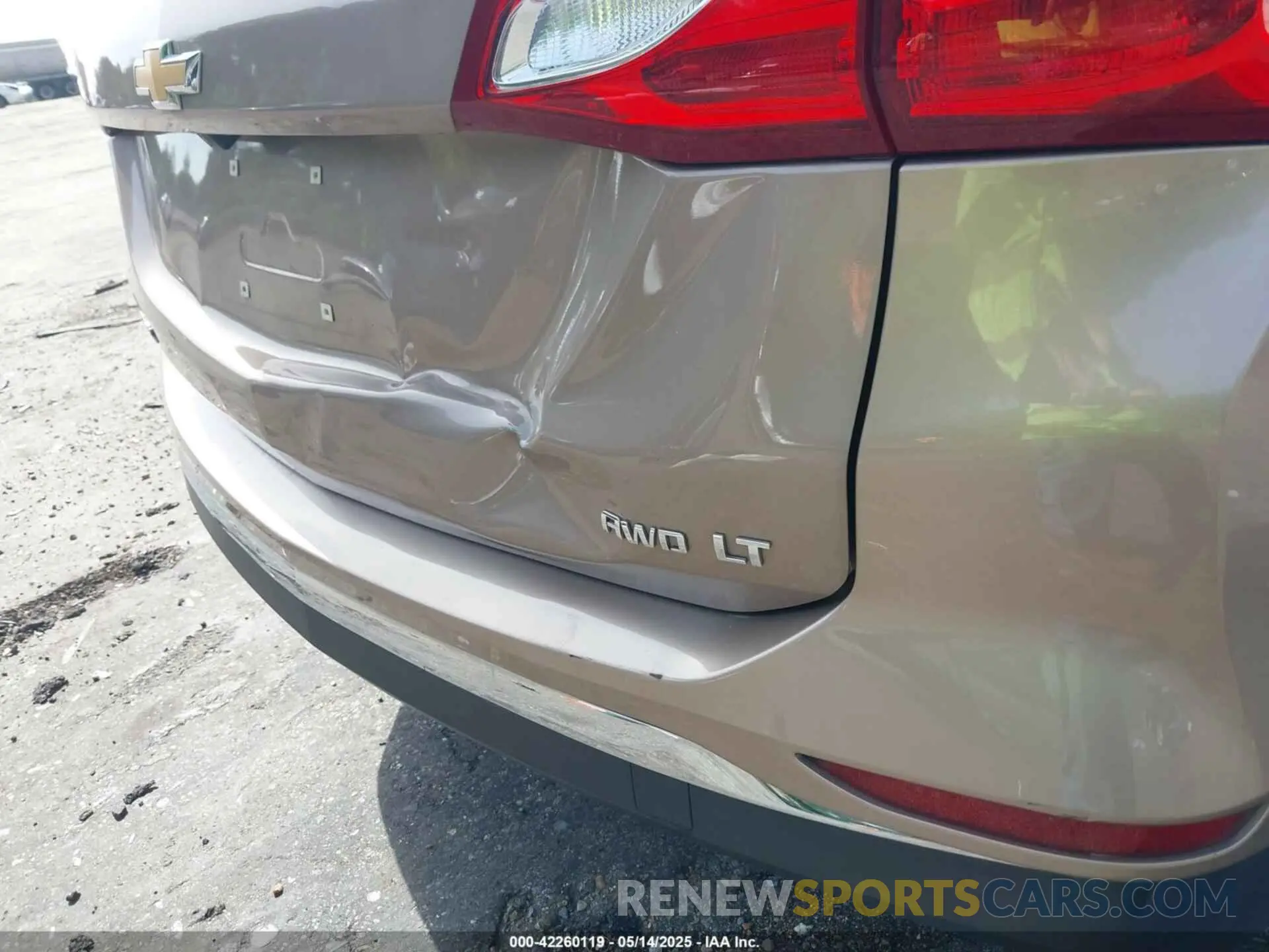 18 Photograph of a damaged car 2GNAXUEV1K6237013 CHEVROLET EQUINOX 2019