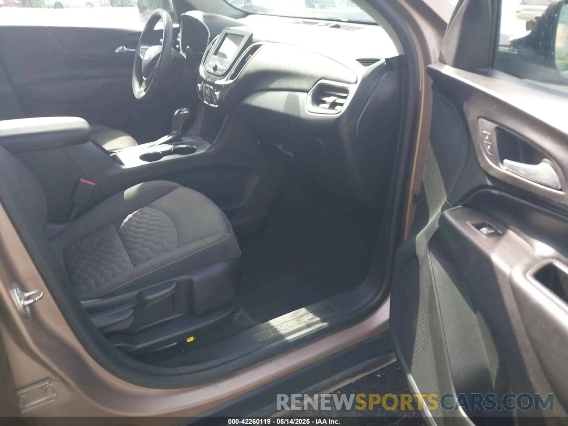 5 Photograph of a damaged car 2GNAXUEV1K6237013 CHEVROLET EQUINOX 2019
