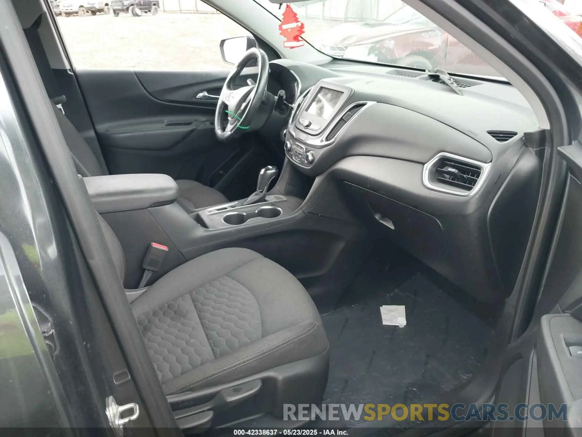 5 Photograph of a damaged car 2GNAXUEV2K6170700 CHEVROLET EQUINOX 2019